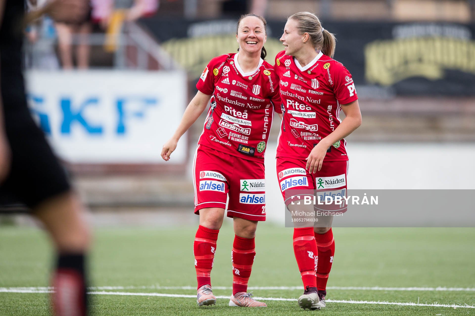 Piteås June Pedersen och Selina Henriksson jublar