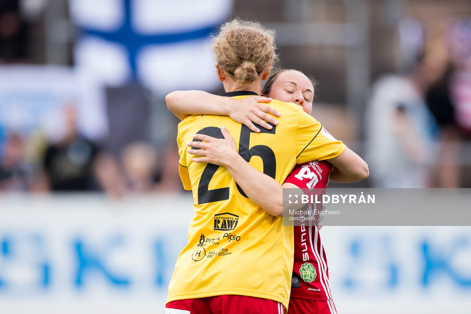 Piteås målvakt Cajsa Andersson och June Pedersen jublar