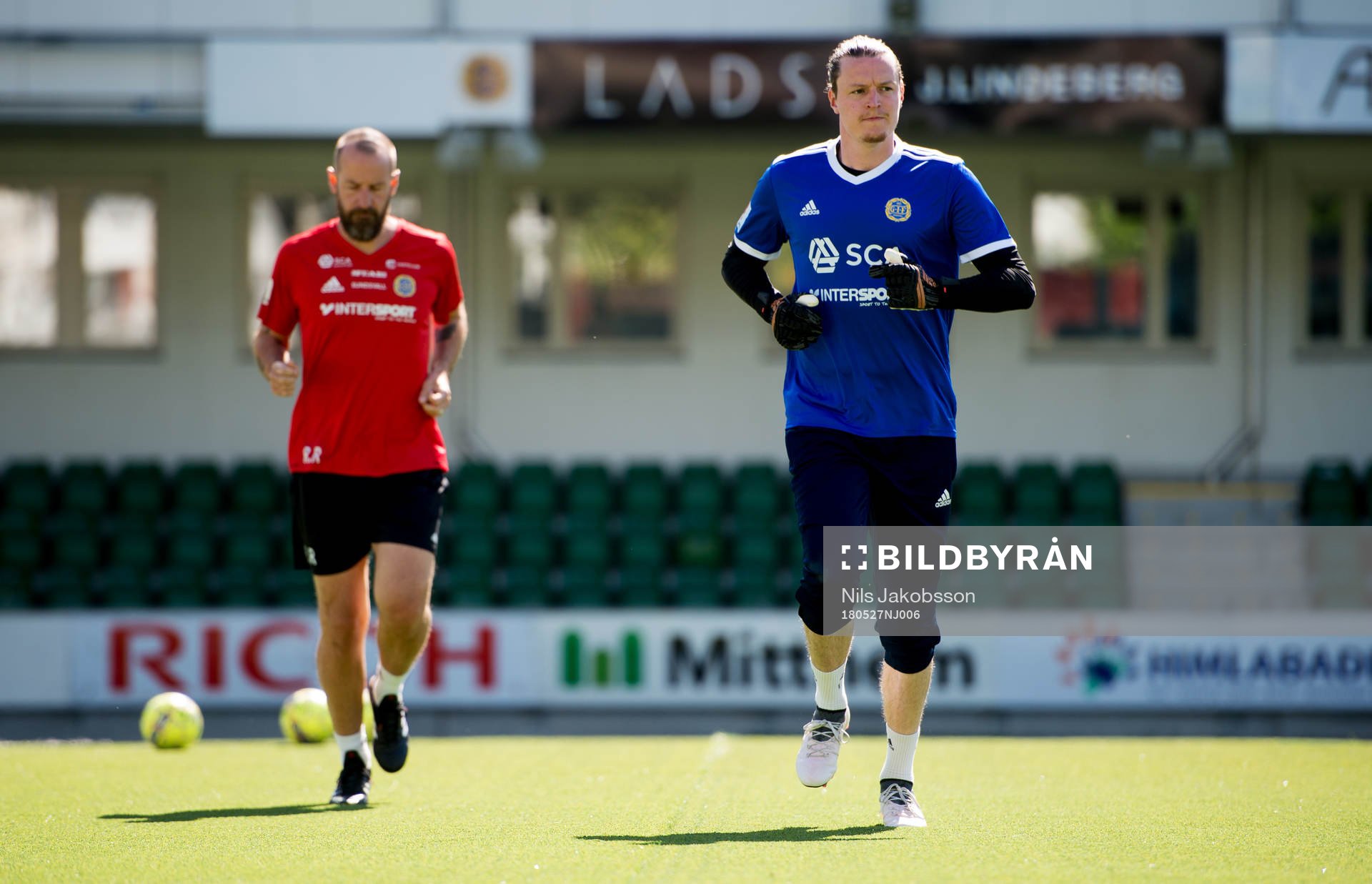 Sundsvalls målvakt Lloyd Saxton innan fotbollsmatchen i