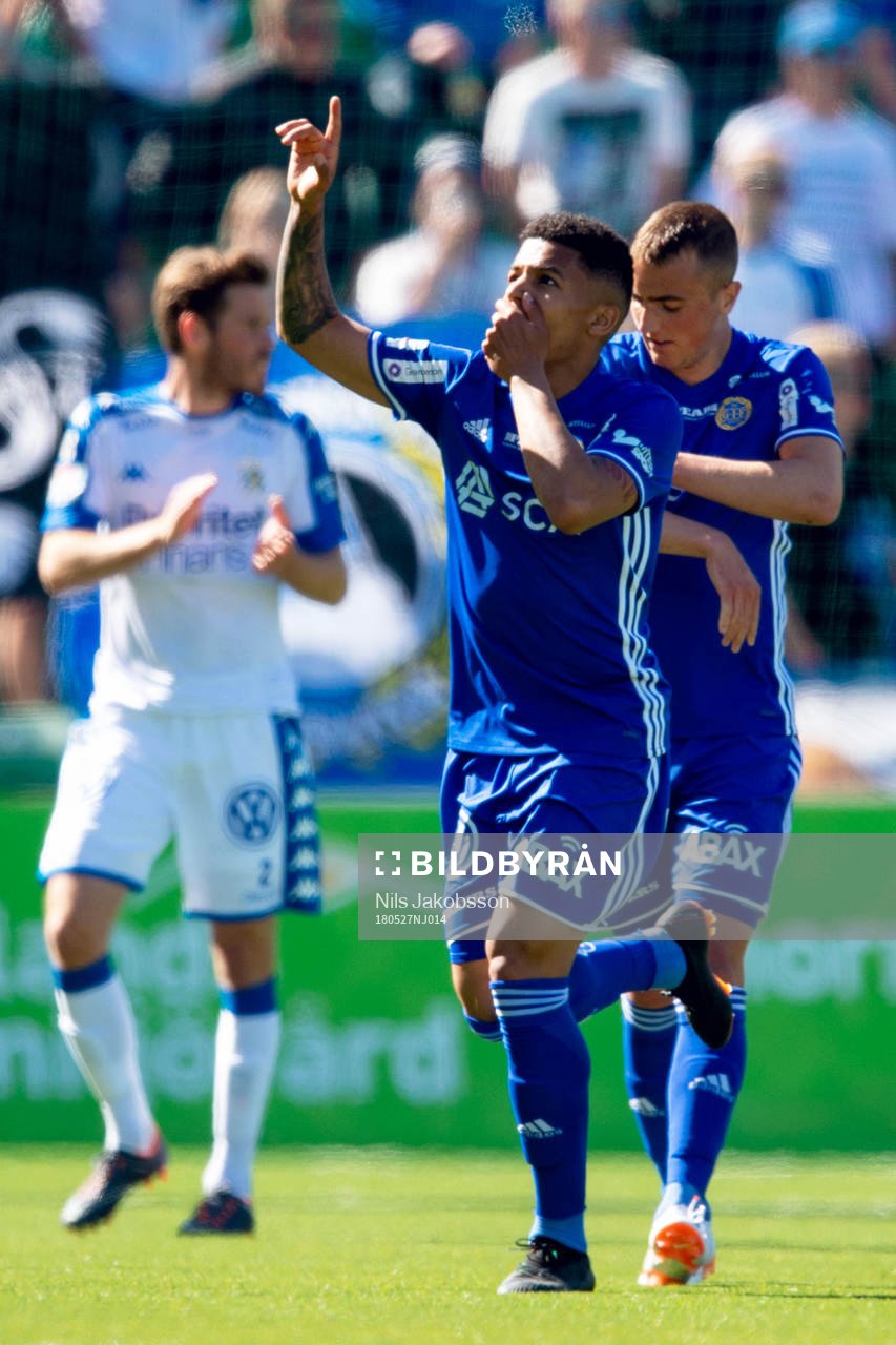 Sundsvalls Romain Gall jublar efter 1-0 under fotbollsmatchen i Allsvenskan mellan GIF Sundsvall och IFK Göteborg den 27 maj 2018 i Sundsvall.