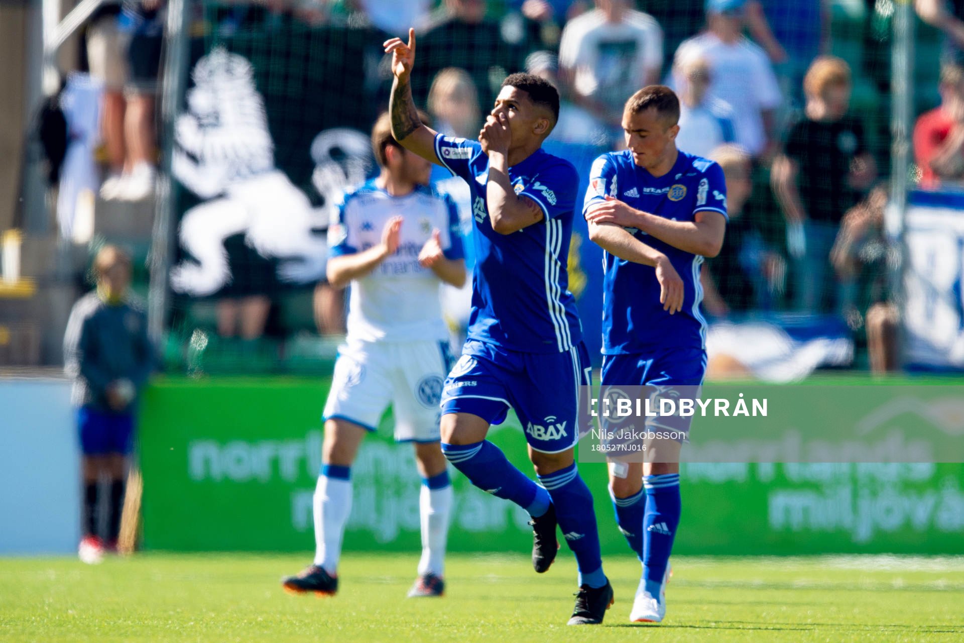 Sundsvalls Romain Gall jublar efter 1-0 under fotbollsmatchen i Allsvenskan mellan GIF Sundsvall och IFK Göteborg den 27 maj 2018 i Sundsvall.