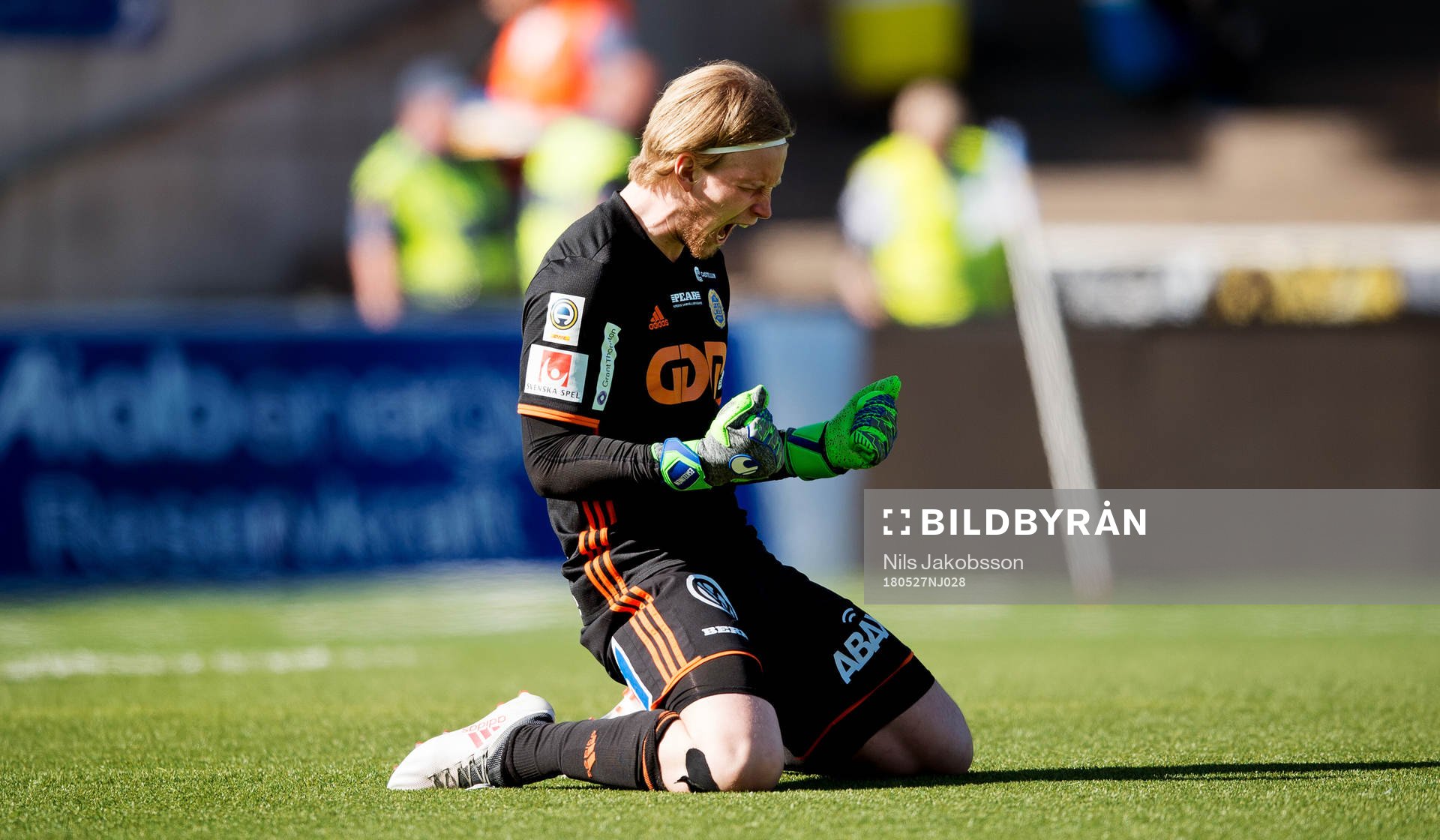 Sundsvalls målvakt William Eskelinen jublar vid slutsignal av fotbollsmatchen i Allsvenskan mellan GIF Sundsvall och IFK Göteborg den 27 maj 2018 i Sundsvall.