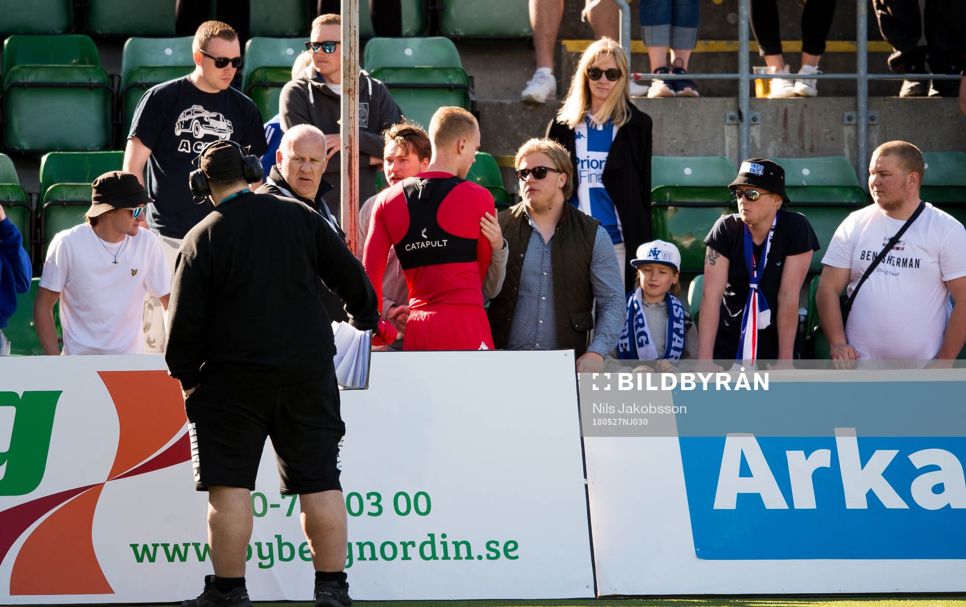IFK Göteborgs målvakt Pontus Dahlberg tackar publiken