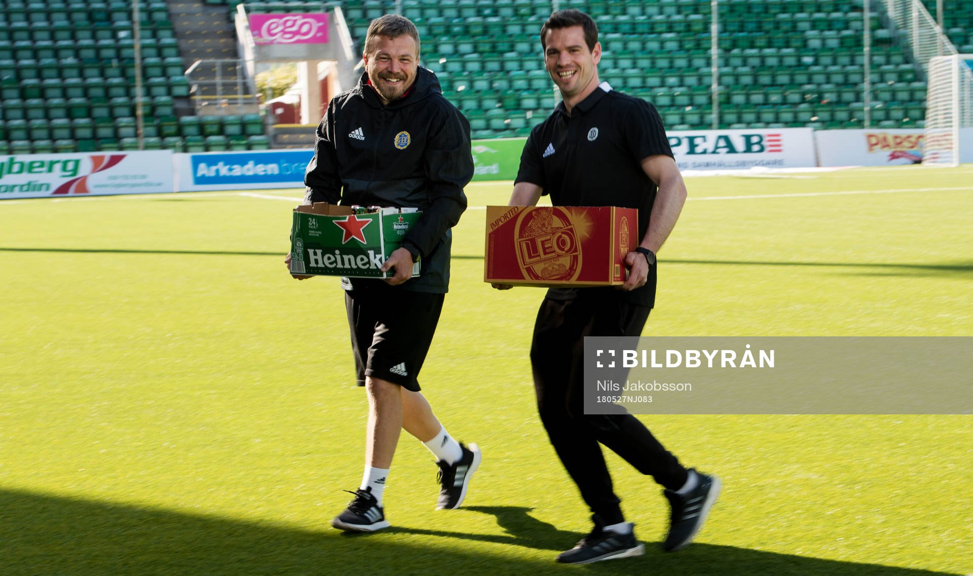Sundsvalls assisterande tränare Ferran Sibila kommer med lite förfriskningar efter fotbollsmatchen i Allsvenskan mellan GIF Sundsvall och IFK Göteborg den 27 maj 2018 i Sundsvall.