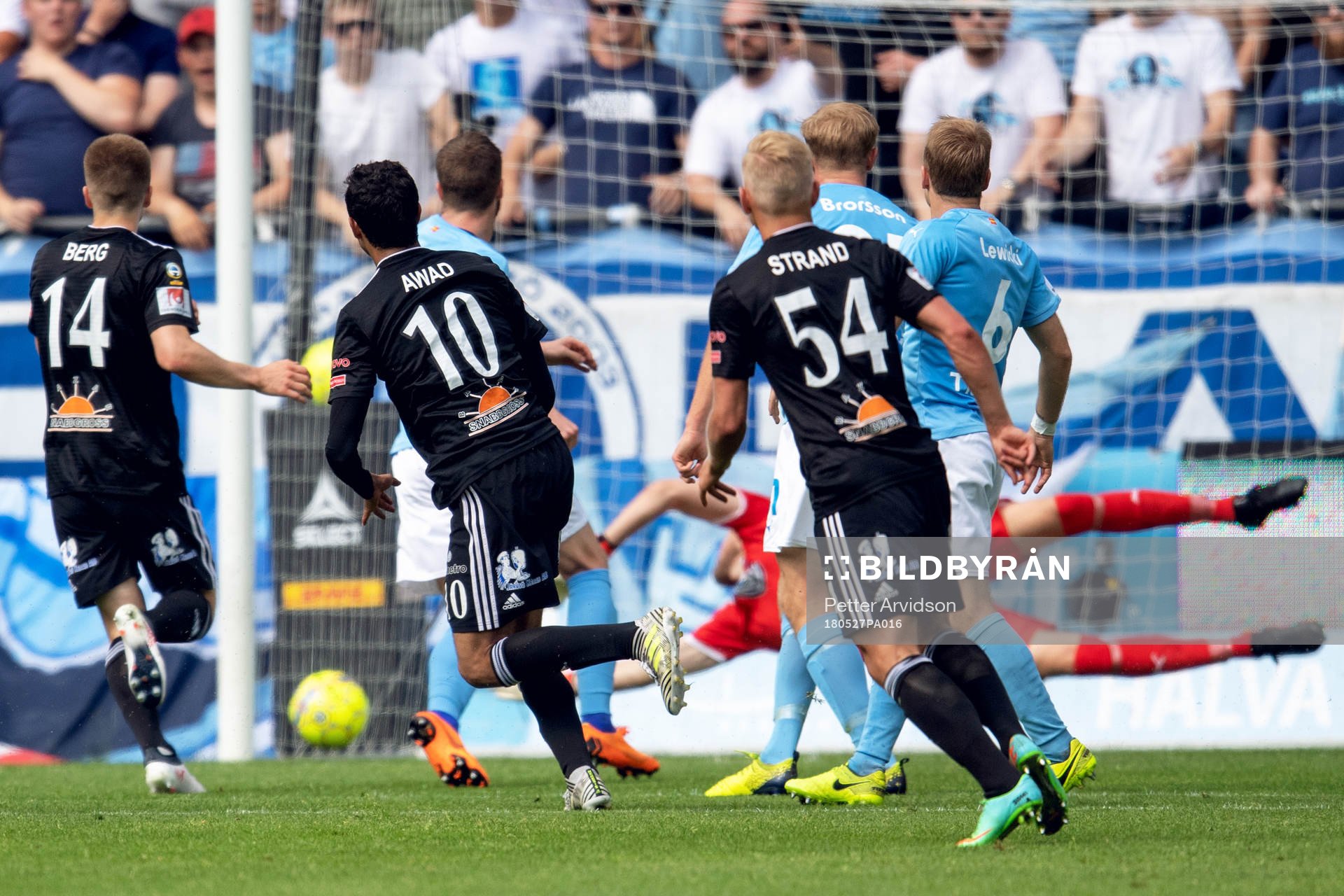 Dalkurds Ahmad Awad gör 0-1 bakom Malmö FFs målvakt
