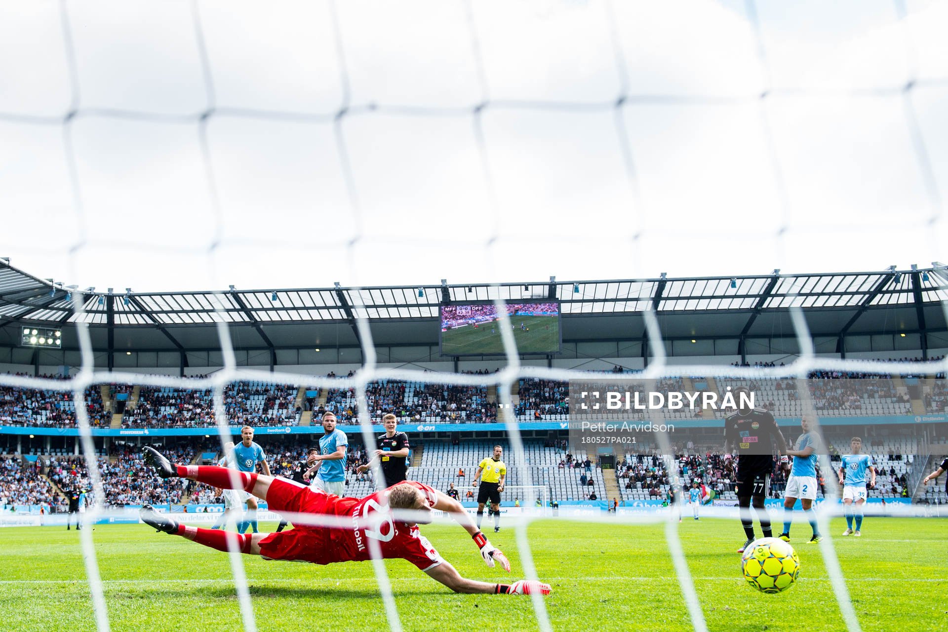 Dalkurds Ahmad Awad gör 0-1 bakom Malmö FFs målvakt