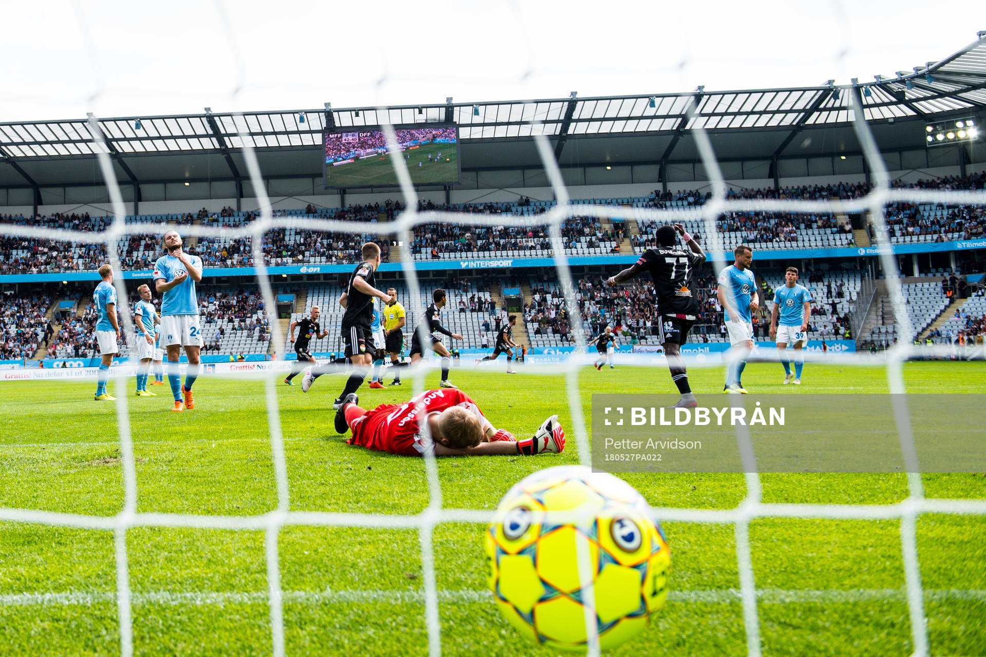 Malmö FFs Lasse Nielsen och målvakt Fredrik Andersson