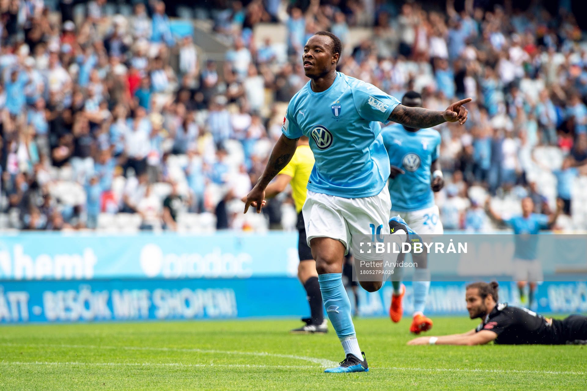 Malmö FFs Carlos Strandberg jublar efter 1-1 under fotbollsmatchen i Allsvenskan mellan Malmö FF och Dalkurd den 27 maj 2018 i Malmö.