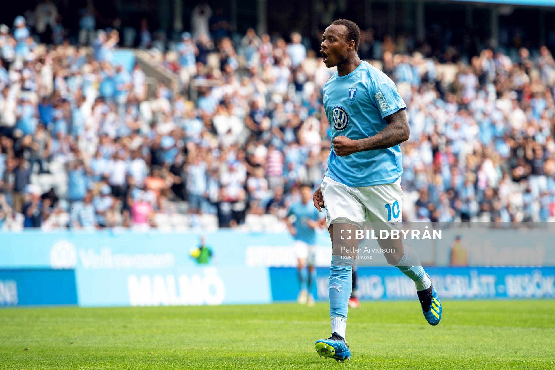 Malmö FFs Carlos Strandberg jublar efter 1-1 under fotbollsmatchen i Allsvenskan mellan Malmö FF och Dalkurd den 27 maj 2018 i Malmö.