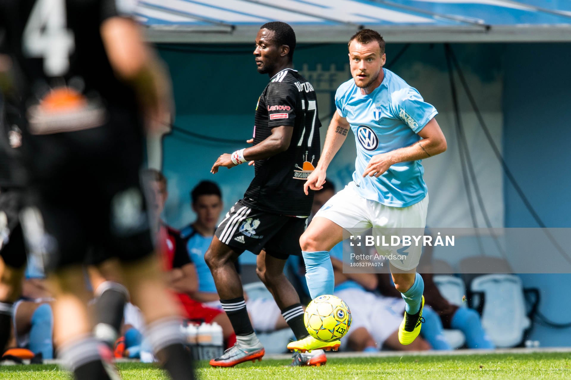 Malmö FFs Eric Larsson tar sig förbi Dalkurds Mohamed