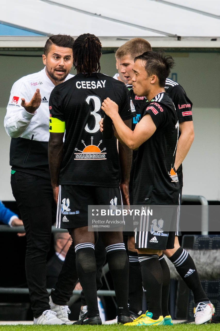 Dalkurds tränare Azrudin Valentic pratar med sina spelare