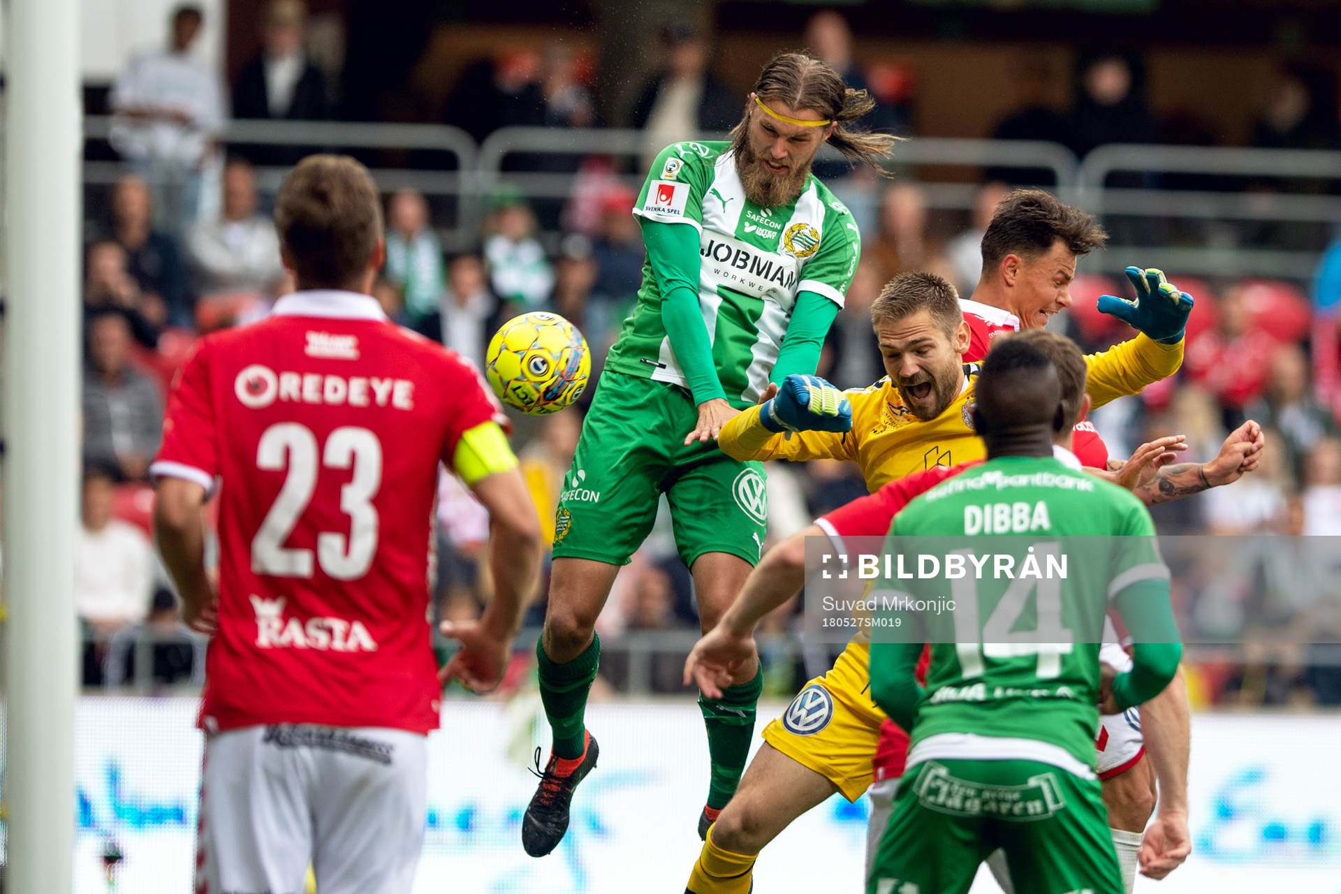 Hammarbys Björn Paulsen och Kalmars målvakt Lucas