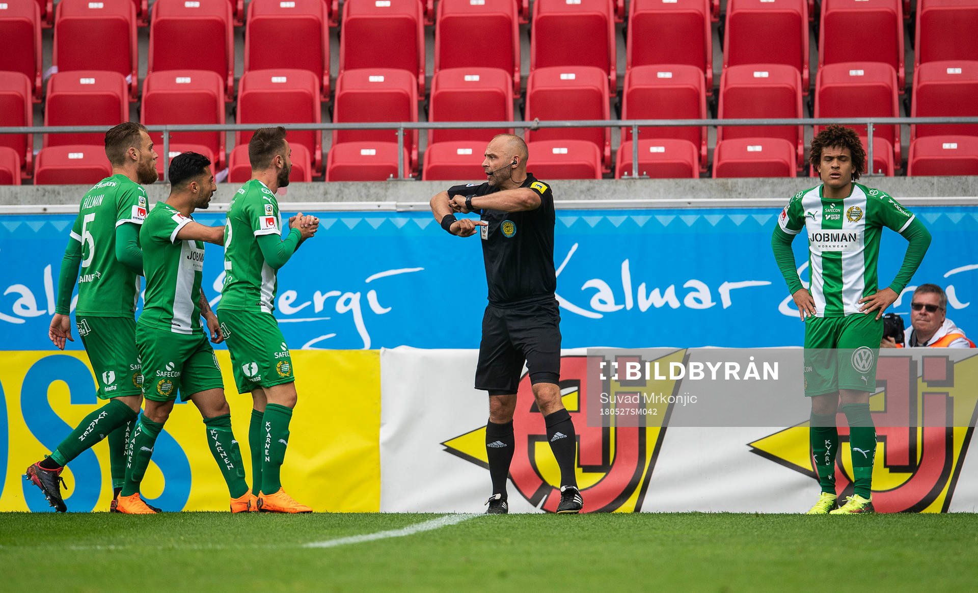 Hammarbyspelarna protesterar mot domaren Robert Daradic