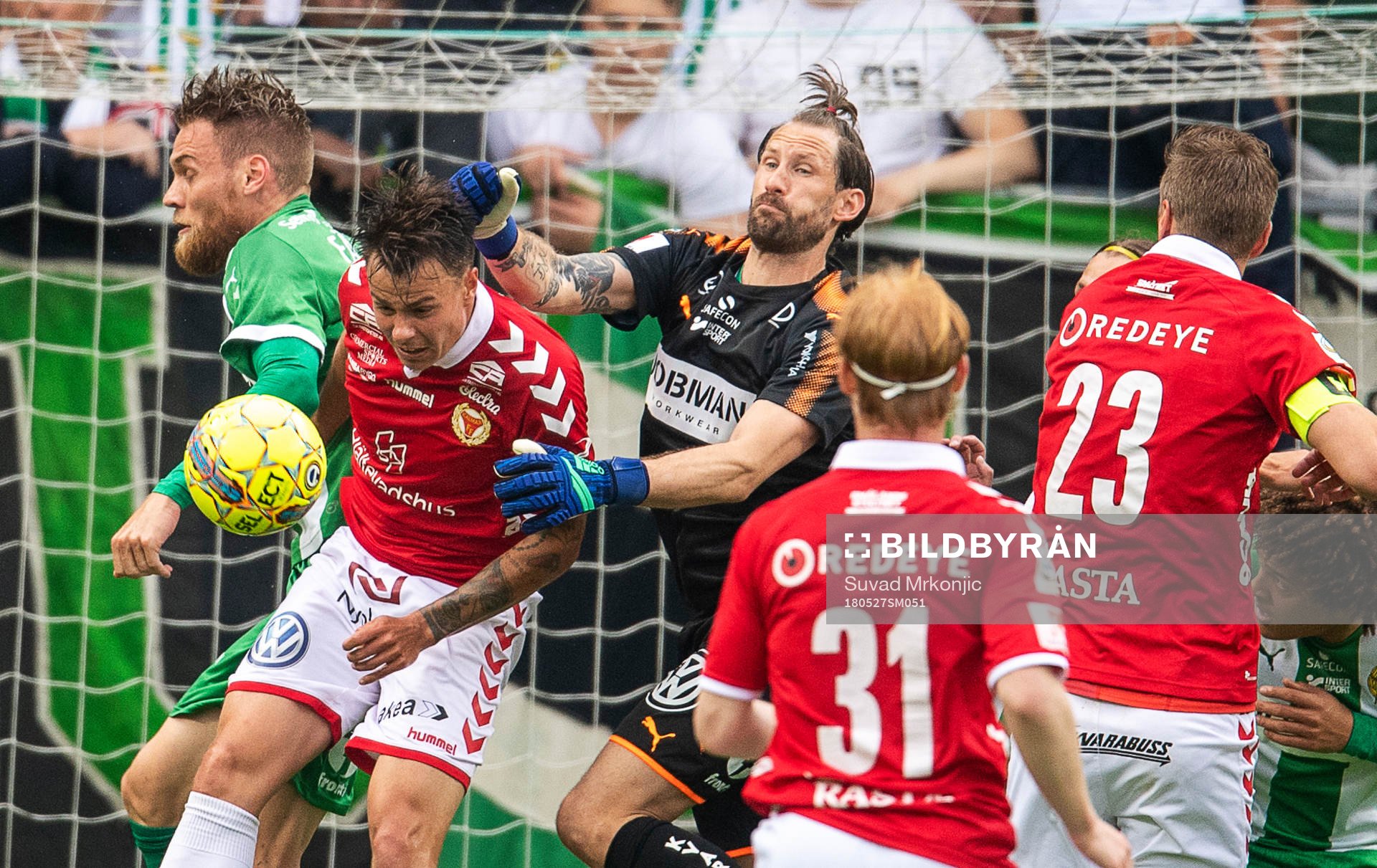 Hammarbys målvakt Johan Wiland och Kalmars Melker Hallberg