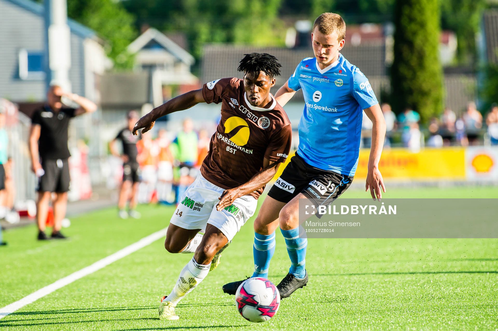 Vamouti Diomande of Mjøndalen and Vegard Østraat Erlien
