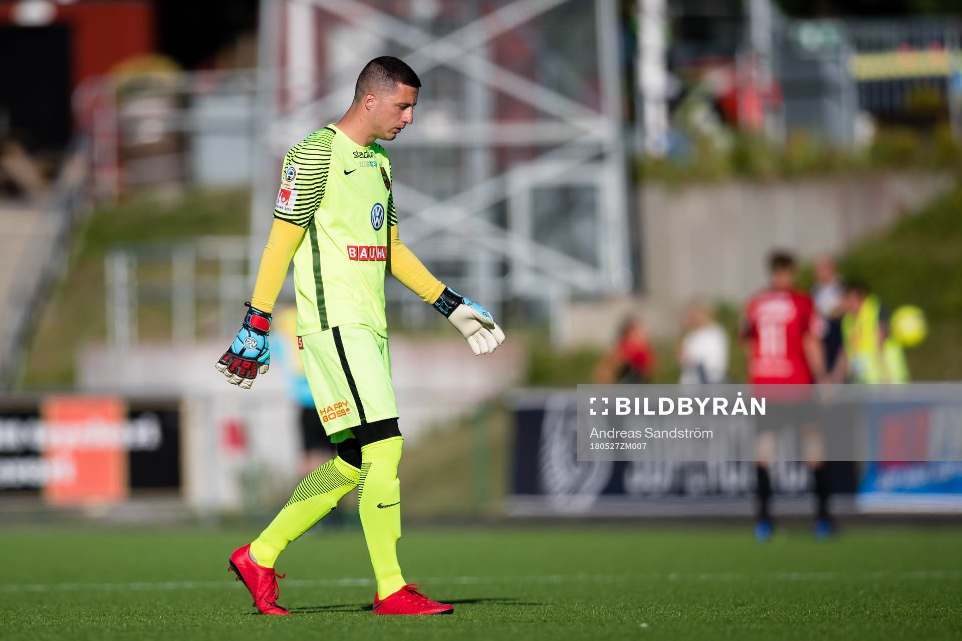 Brommapojkarnas målvakt Nikola Petric  deppar