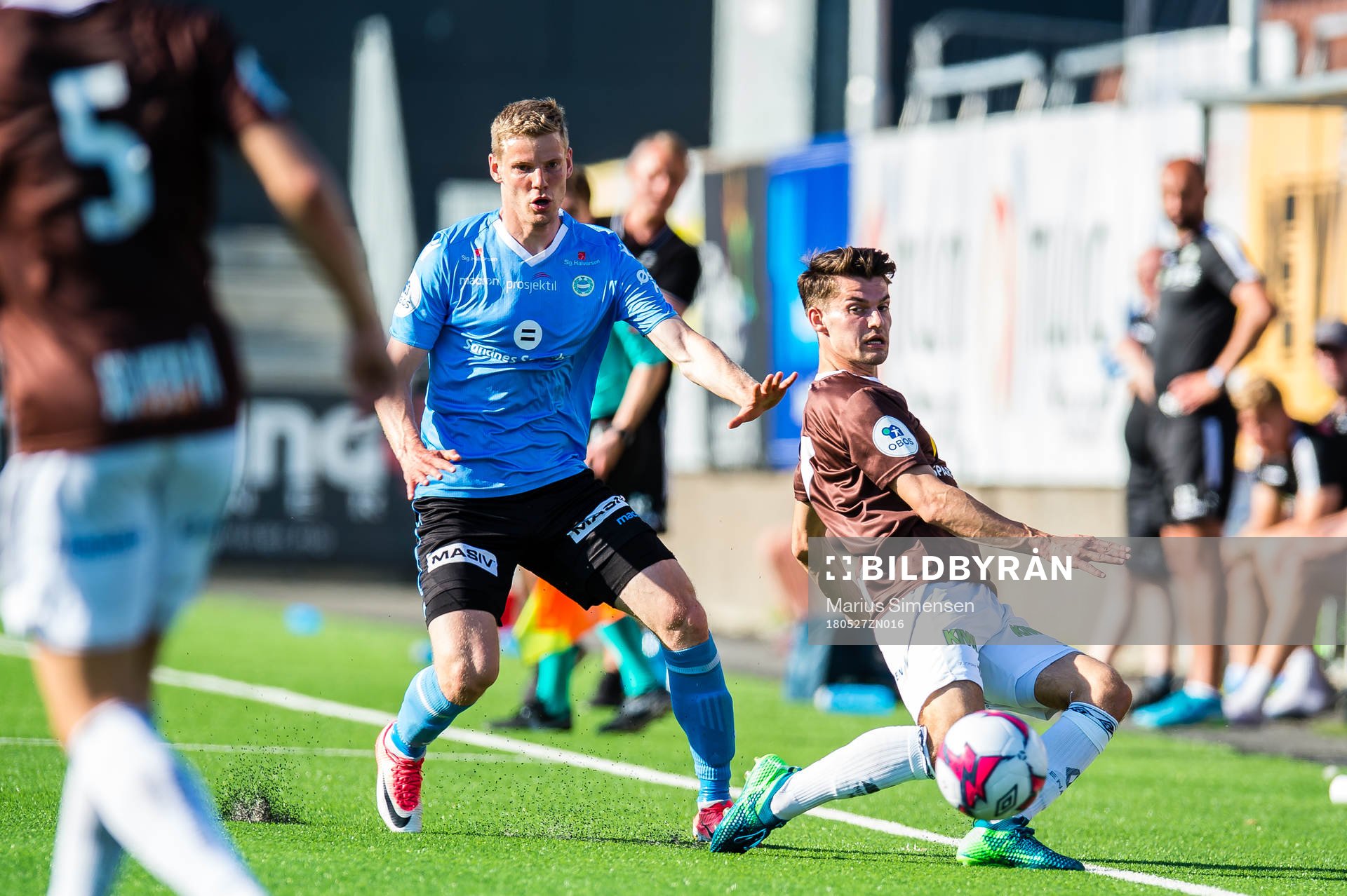 Ari Mohr Jonsson of Sandnes Ulf and Ylldren Ibrahimaj of
