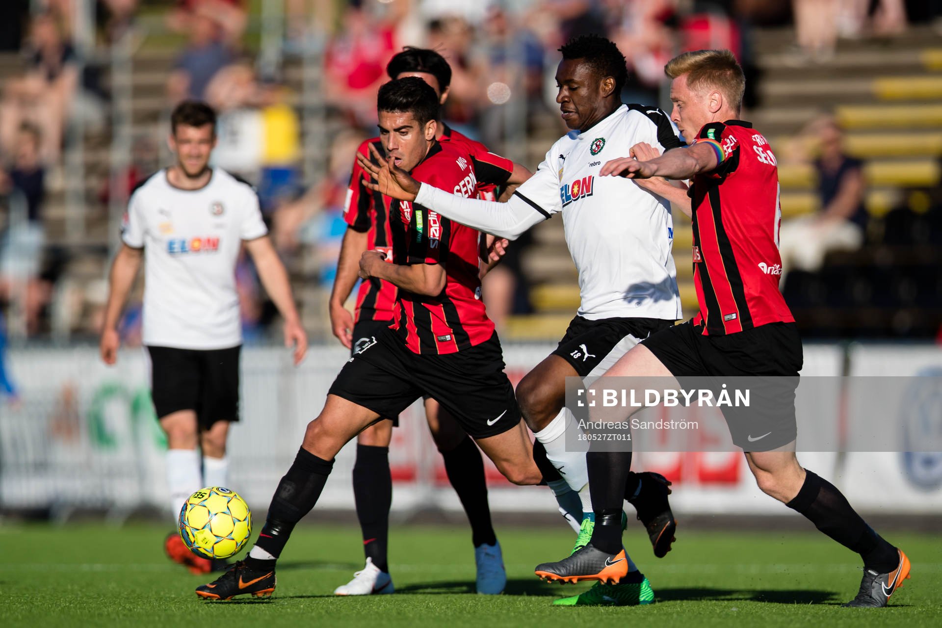 Örebros Isaac Boye Edegware försöker ta sig förbi Brommapojkarnas Antonio Nieves Martin och Gustav Sandberg Magnusson (h) under fotbollsmatchen i Allsvenskan mellan Brommapojkarna och Örebro den 27 maj 2018 i Stockholm.