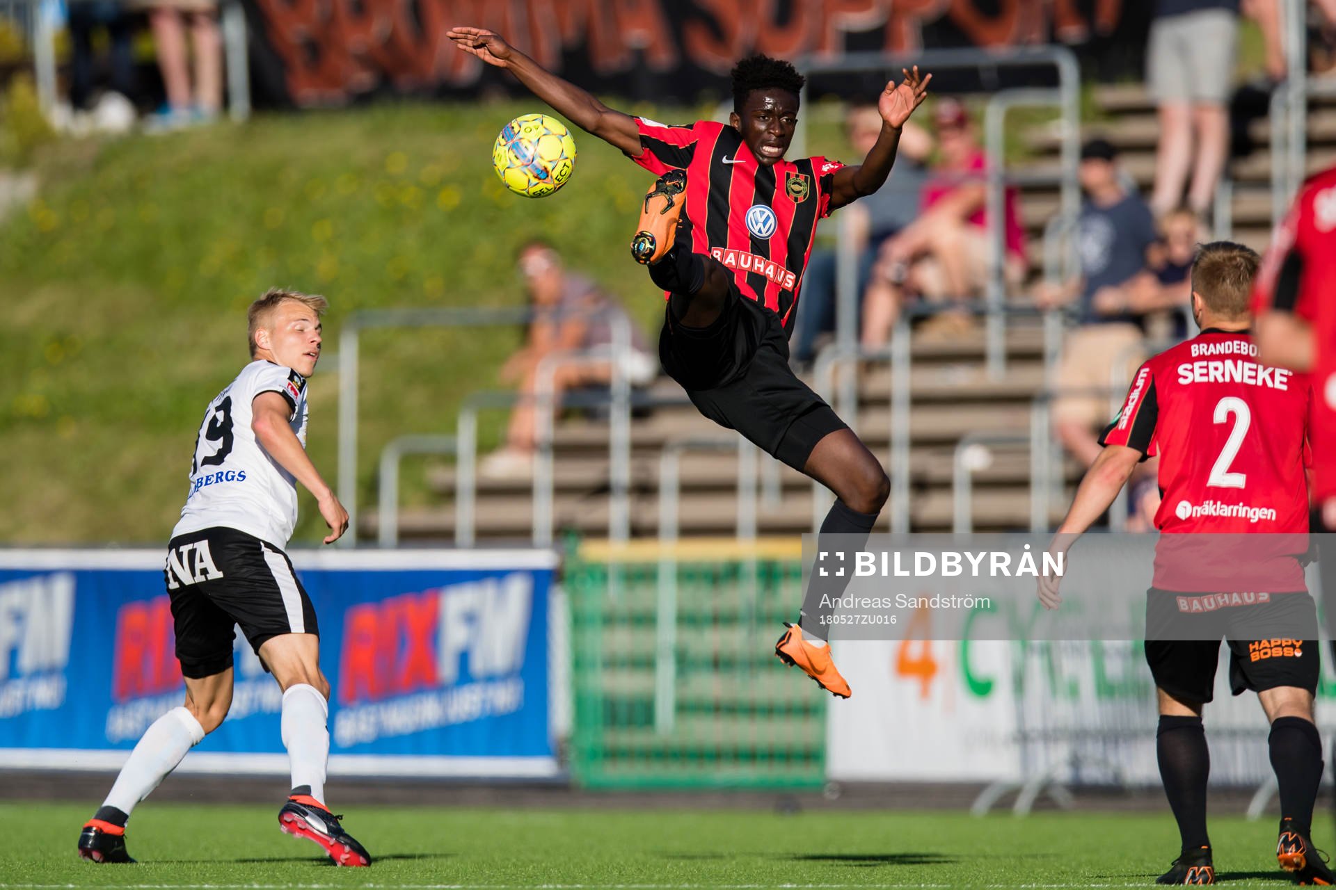 Brommapojkarnas Jack Lahne försöker tar en en hög boll under fotbollsmatchen i Allsvenskan mellan Brommapojkarna och Örebro den 27 maj 2018 i Stockholm.