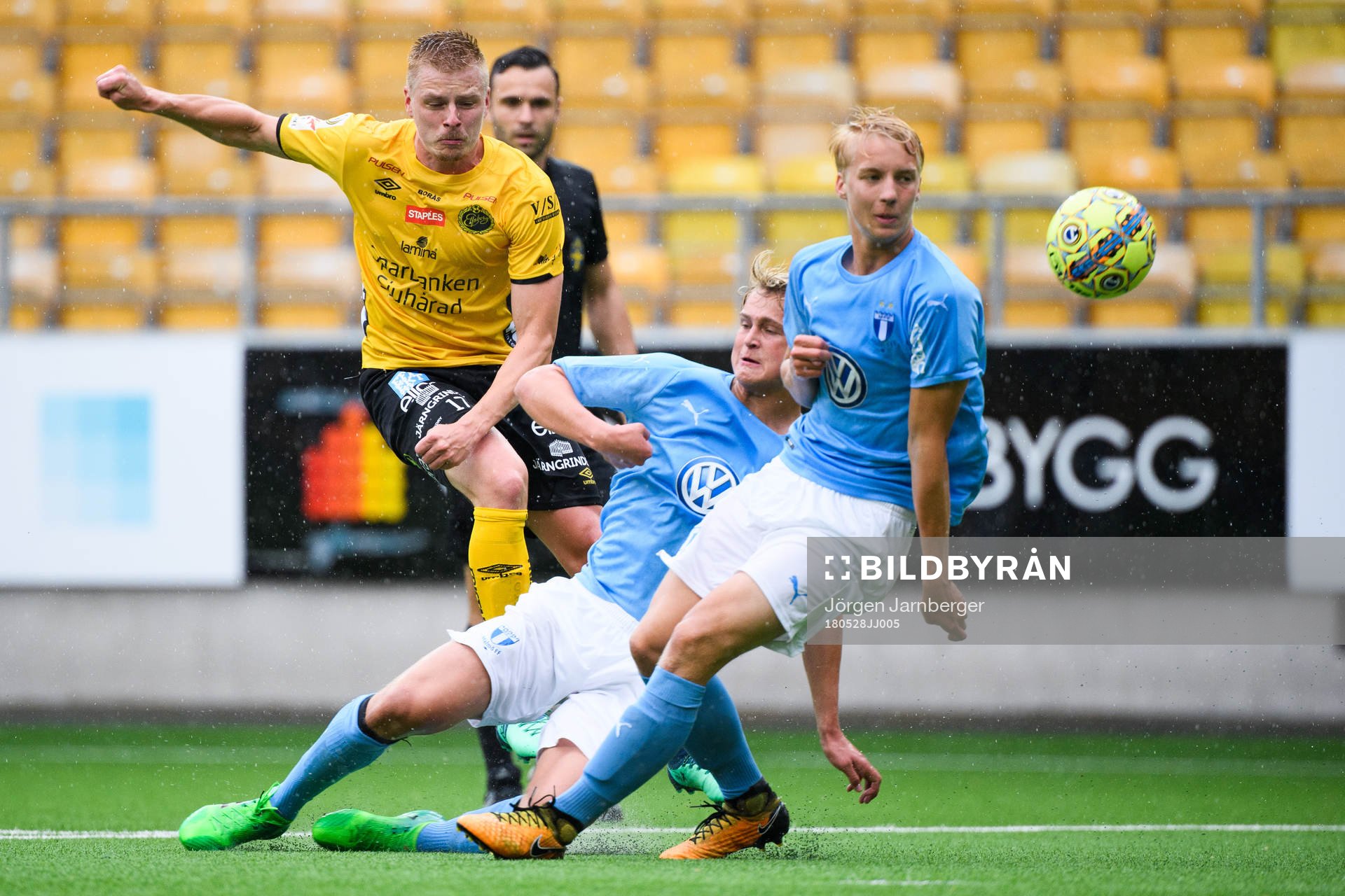 Elfsborgs Per Frick och Malmö FF´s Noel Hansson och Victor Larsson täcker skott under fotbollsmatchen i U21 Allsvenskan mellan Elfsborg och Malmö FF den 28 maj 2018 i Borås.