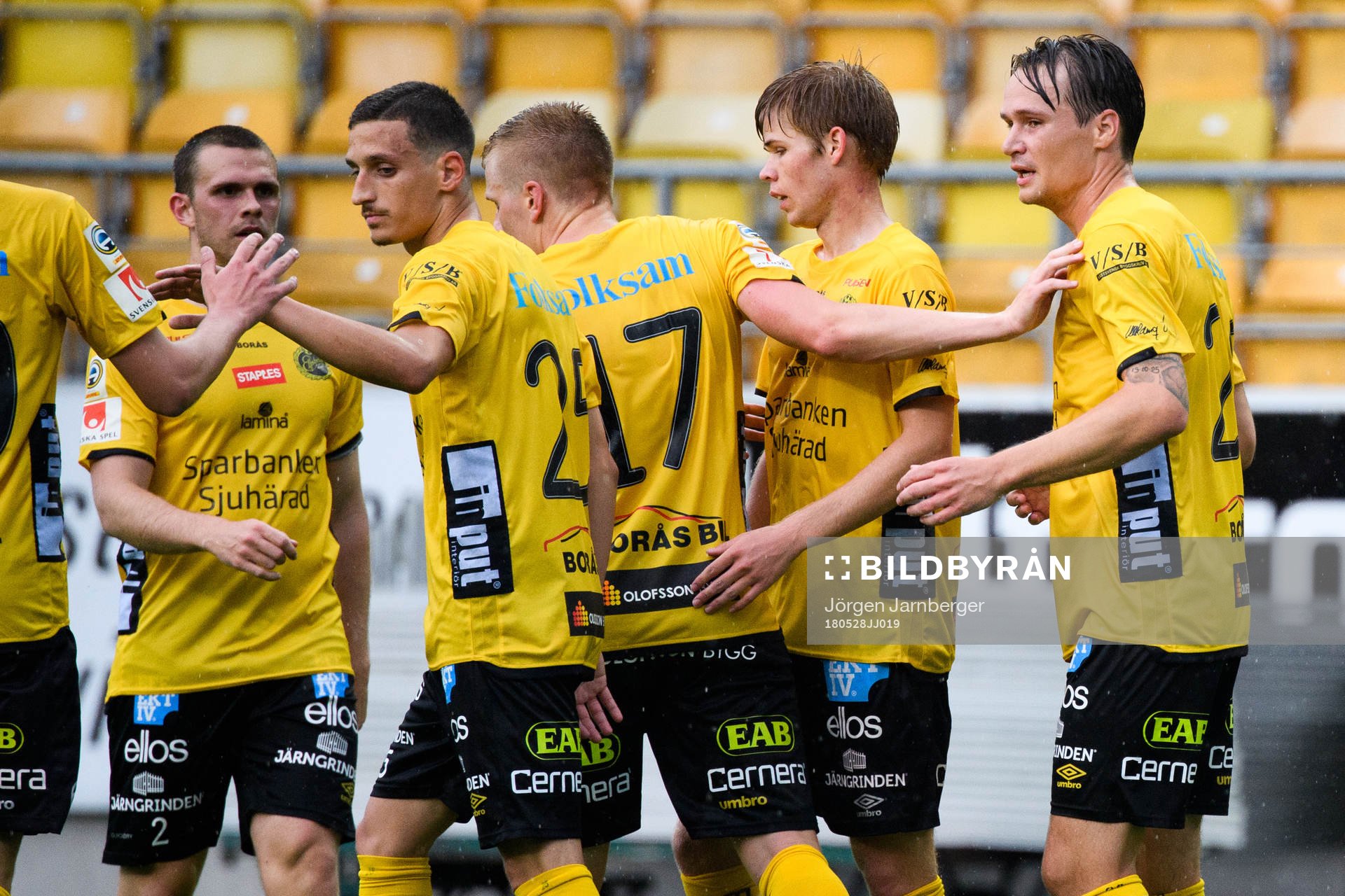 Elfsborgs Viktor Prodell klappas om av lagkamraterna
