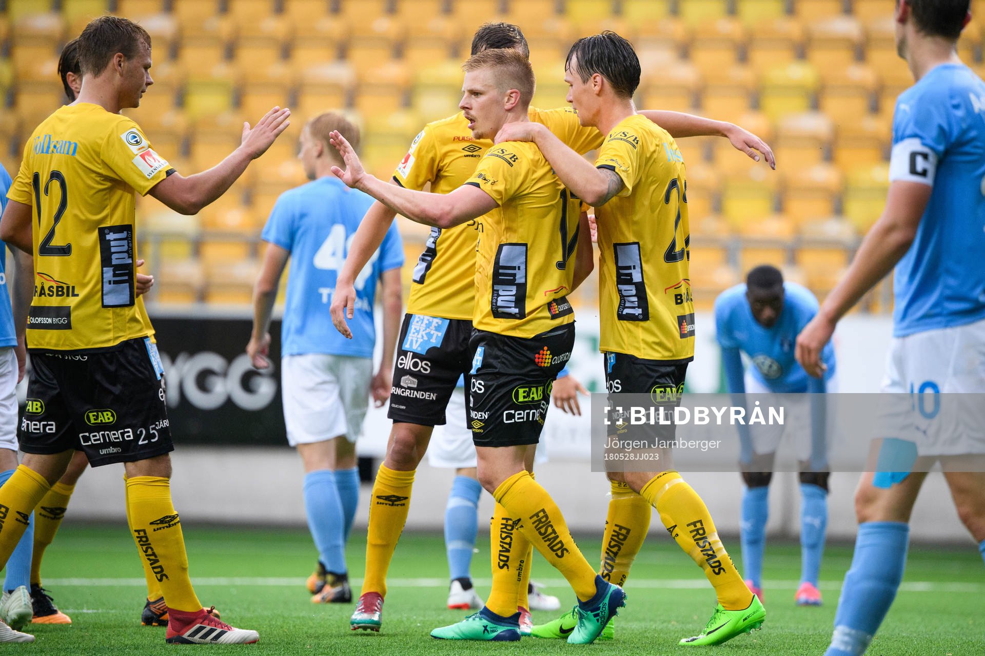 Elfsborgs Per Frick klappas om av lagkamraterna efter att gjort 2-1 under fotbollsmatchen i U21 Allsvenskan mellan Elfsborg och Malmö FF den 28 maj 2018 i Borås.