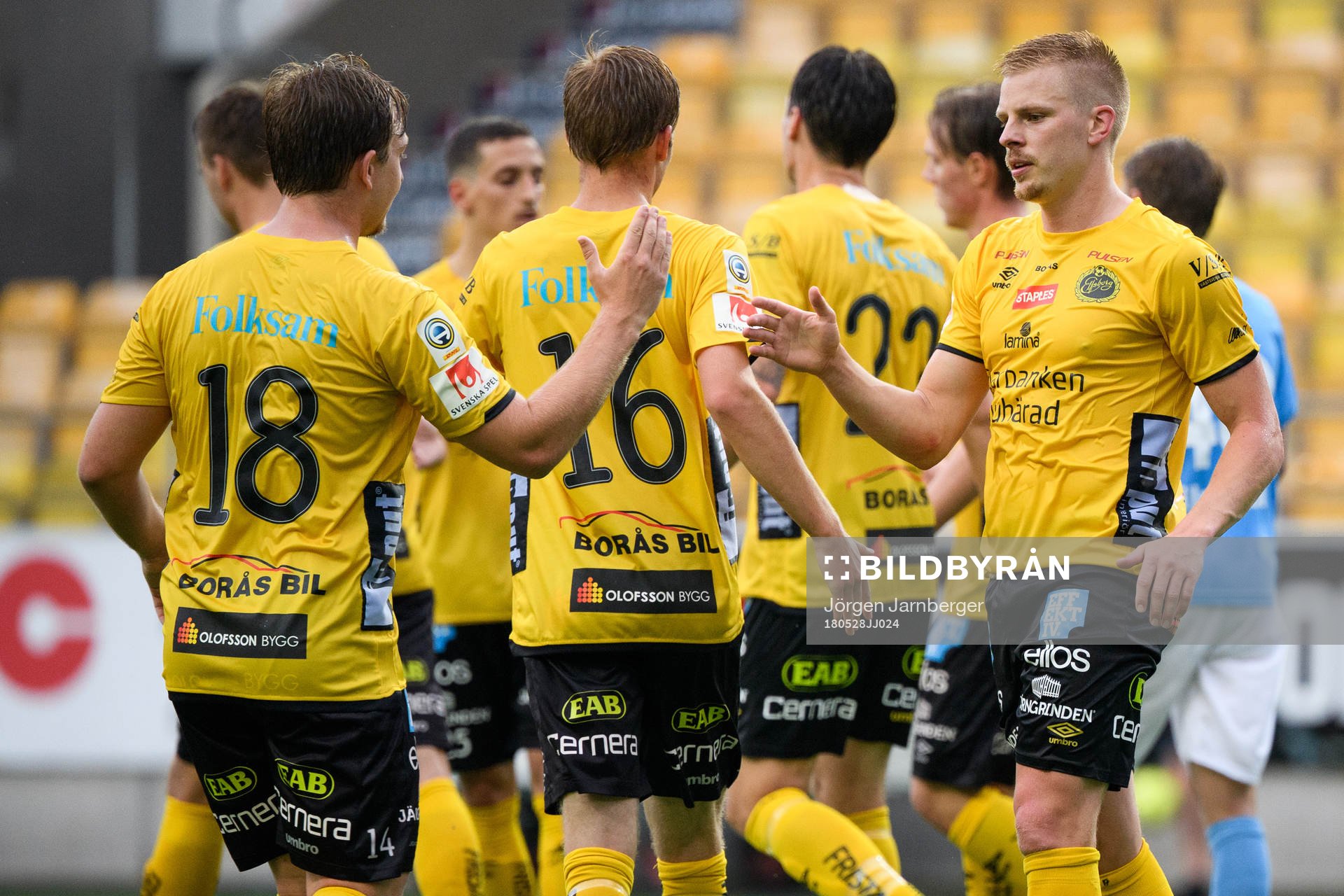 Elfsborgs Per Frick klappas om av lagkamraterna