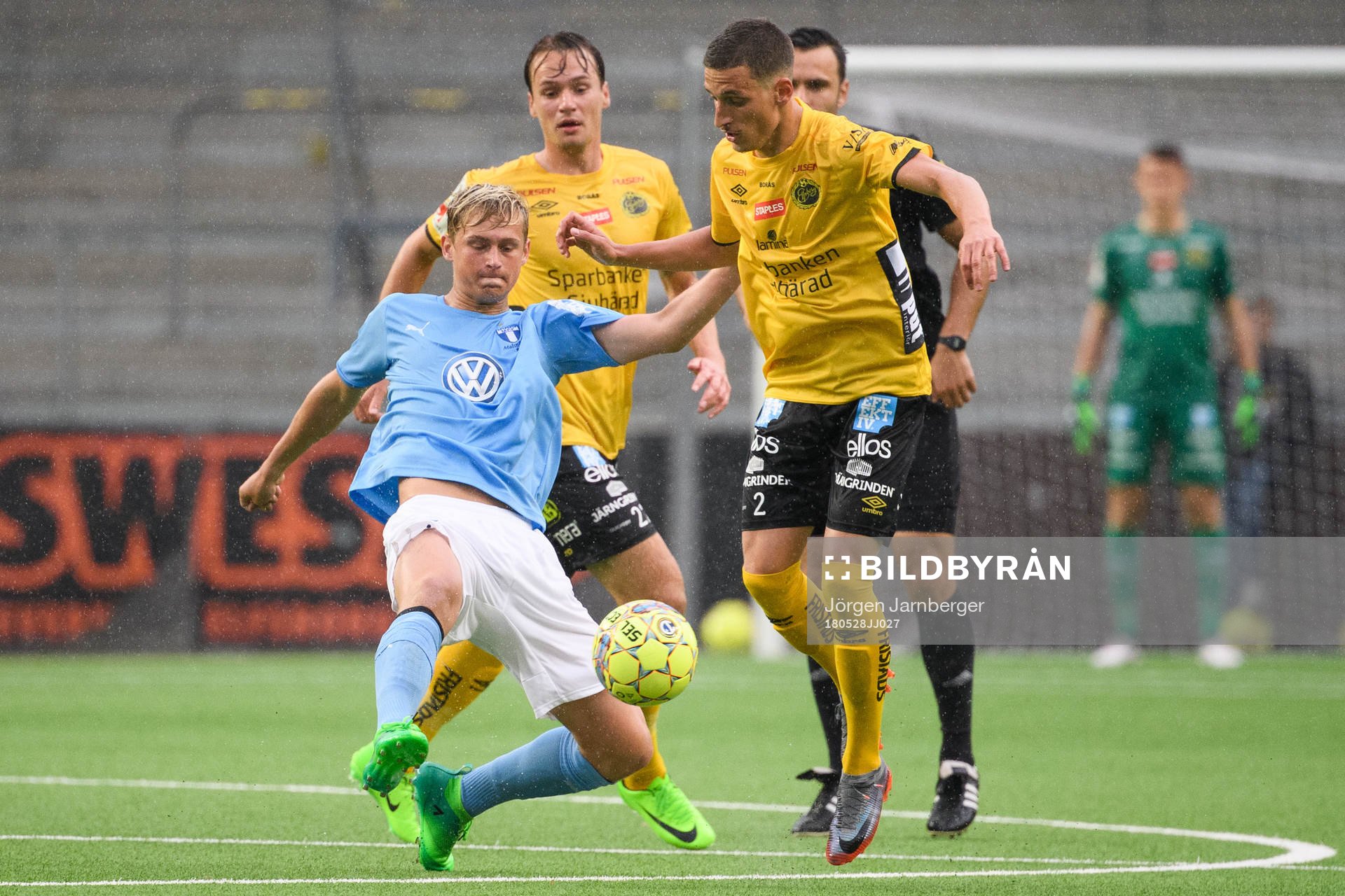 Kamp mellan Malmö FF´s Noel Hansson och Elfsborgs Arian