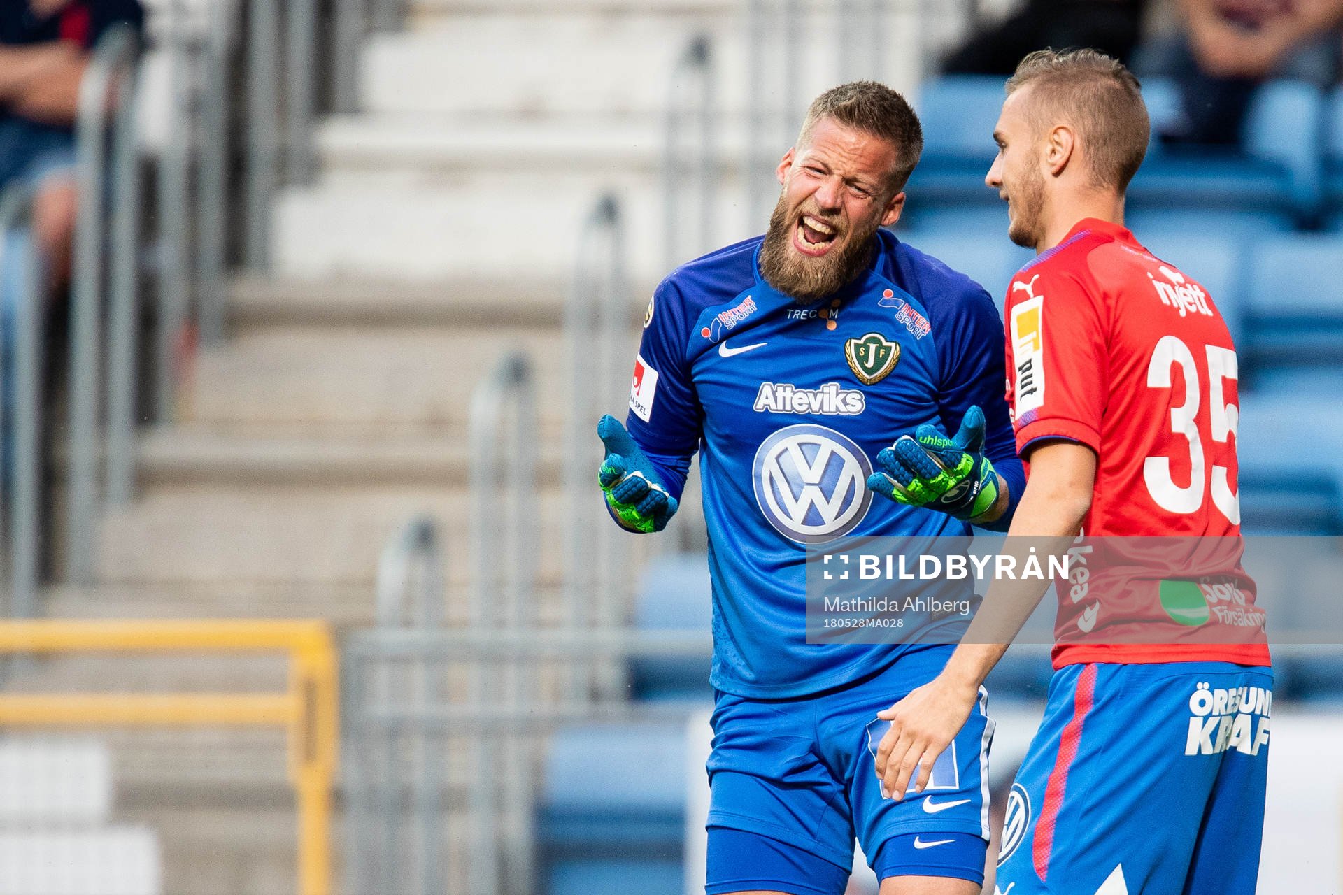 Jönköpings målvakt Frank Pettersson och Helsingborgs Casper Seger under fotbollsmatchen i Superettan mellan Helsingborg och Jönköpings Södra den 28 maj 2018 i Helsingborg.