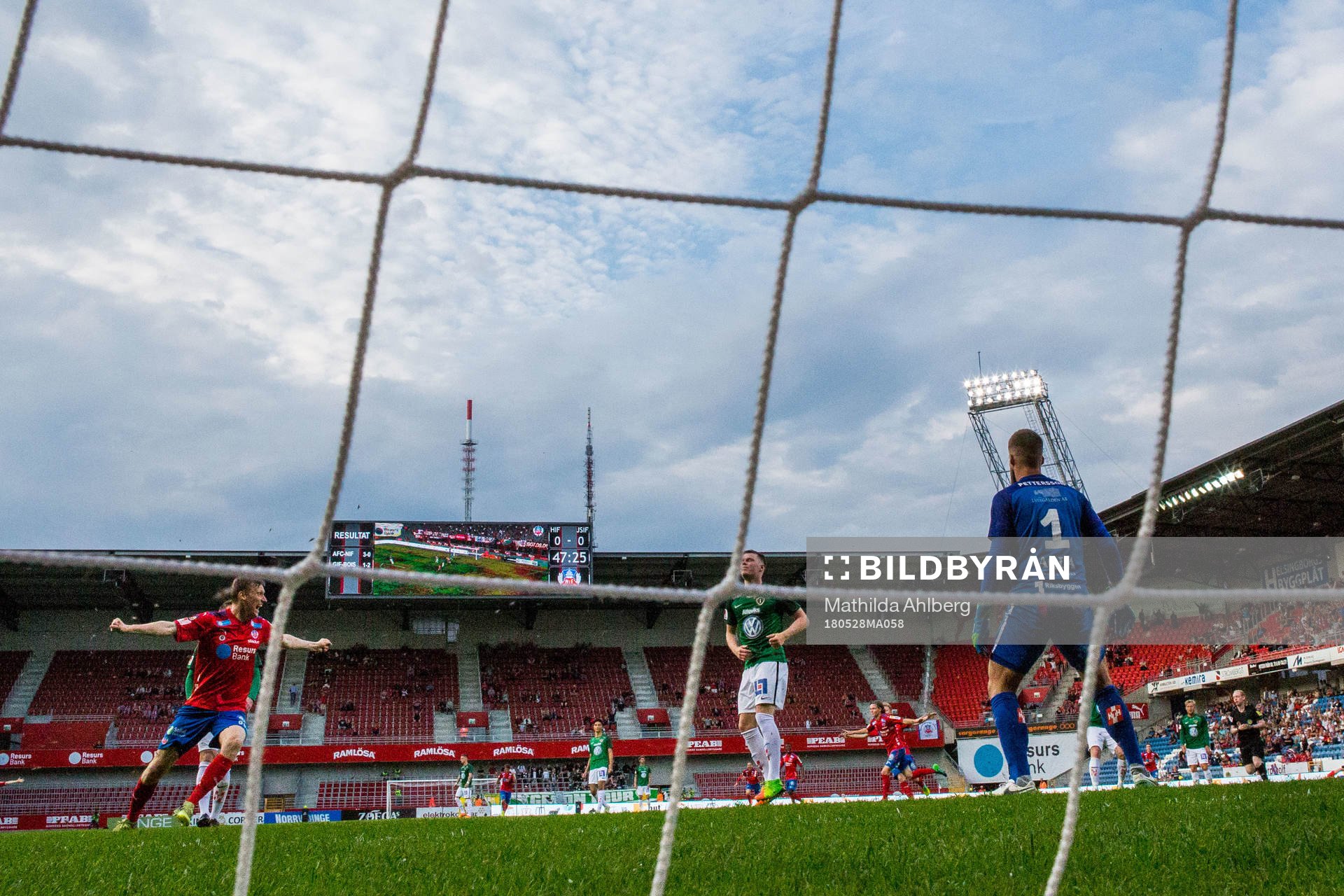Helsingborgs Andri Runar Bjarnason jublar samtidigt som