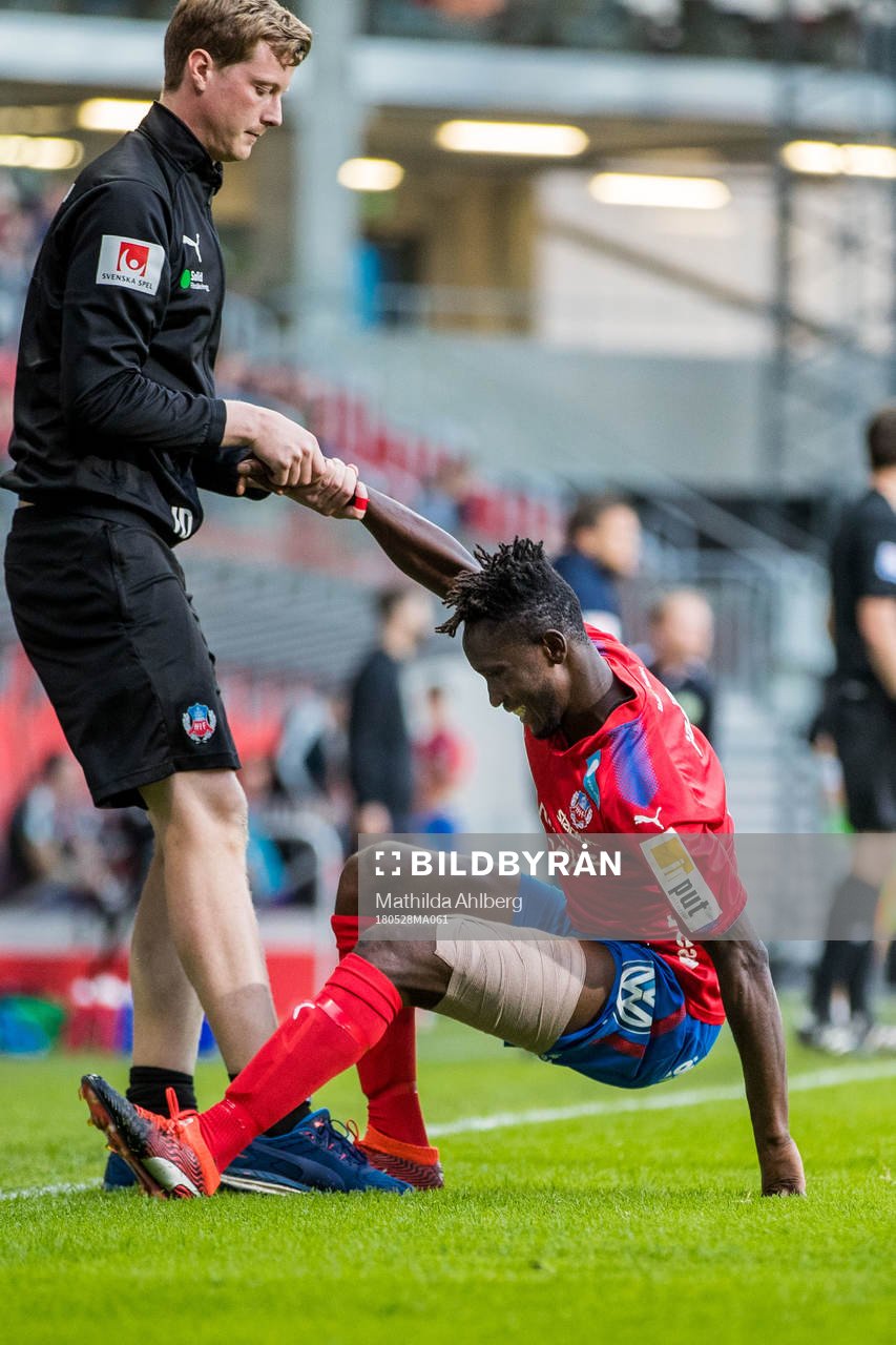 Helsingborgs Mamudu Moro får hjälp upp med hårt lindat