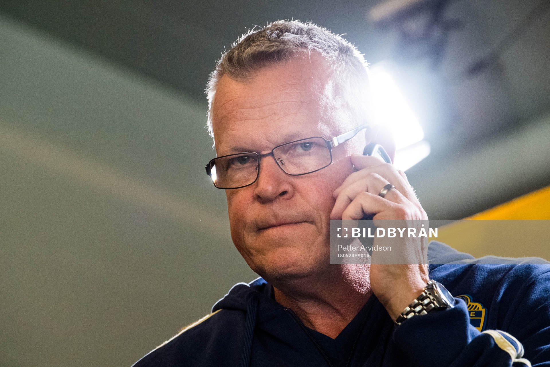Sveriges förbundskapten Janne Andersson pratar i telefon