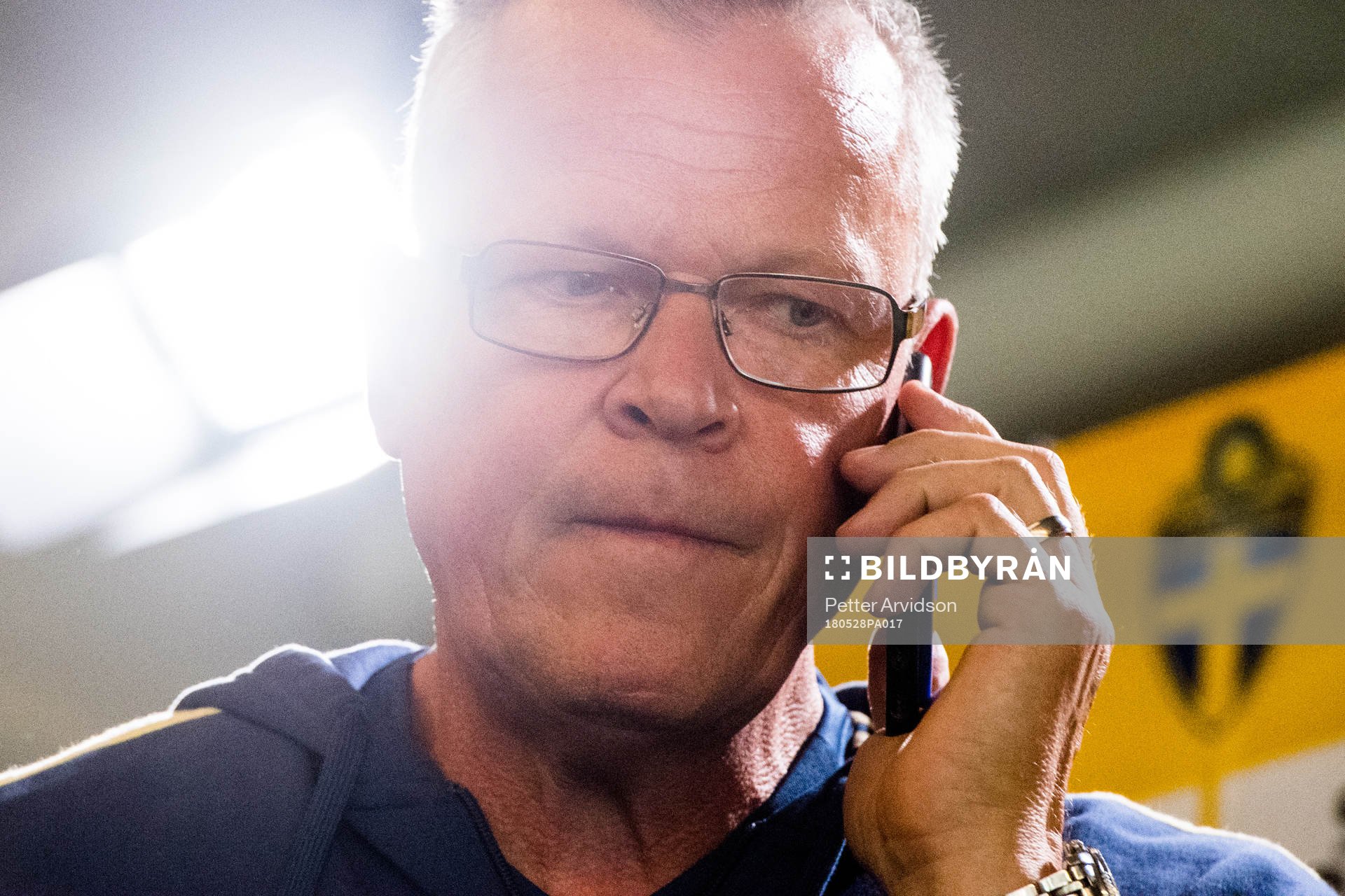 Sveriges förbundskapten Janne Andersson pratar i telefon