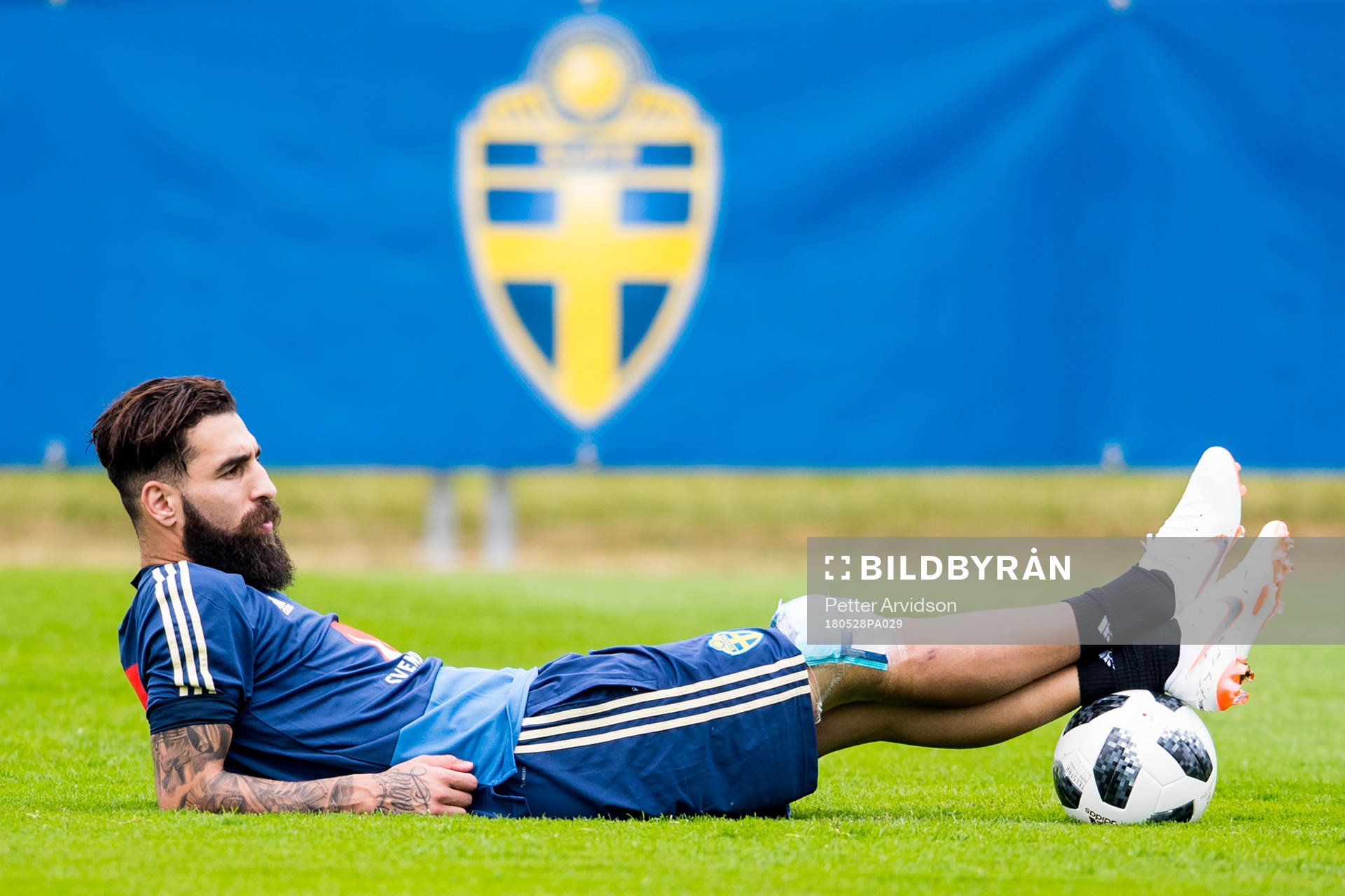 Sveriges Jimmy Durmaz med lindat knä