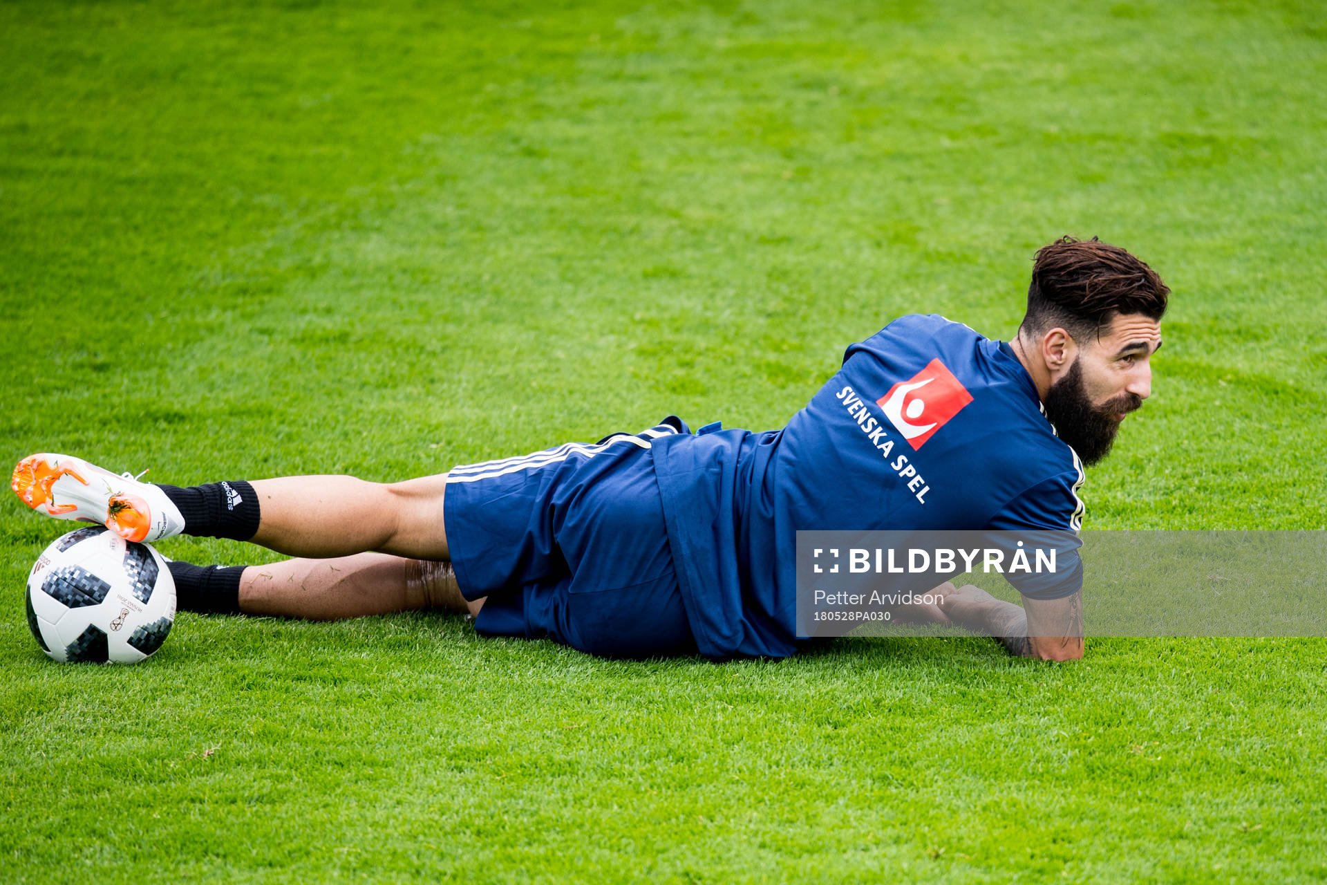 Sveriges Jimmy Durmaz vid sidan av Sveriges