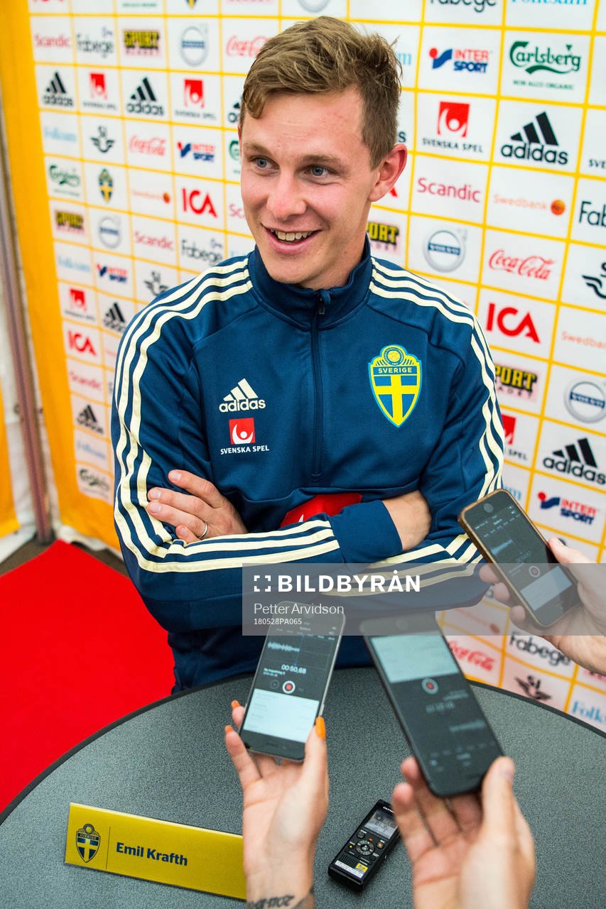 Emil Krafth i mixed zone
