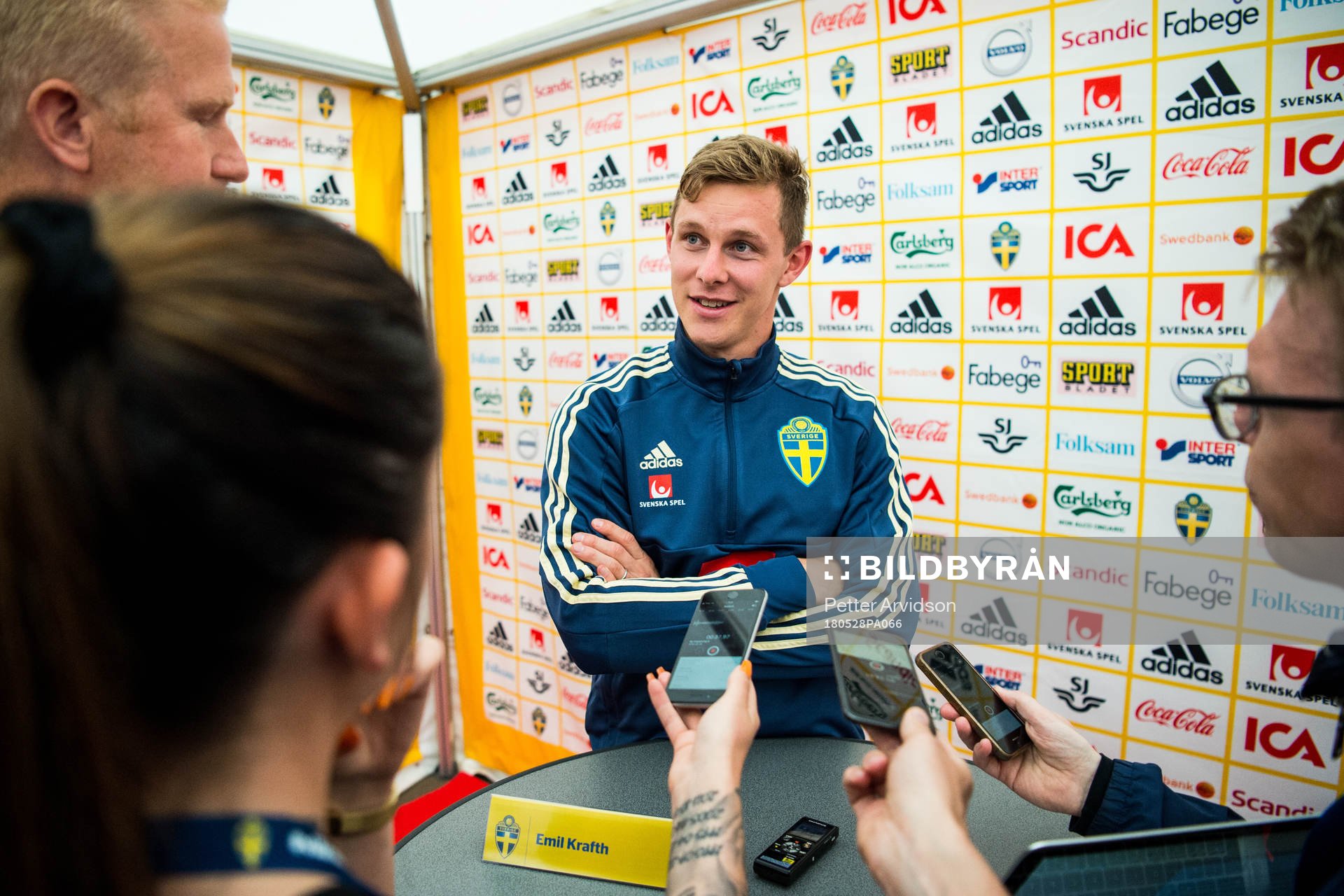 Emil Krafth i mixed zone