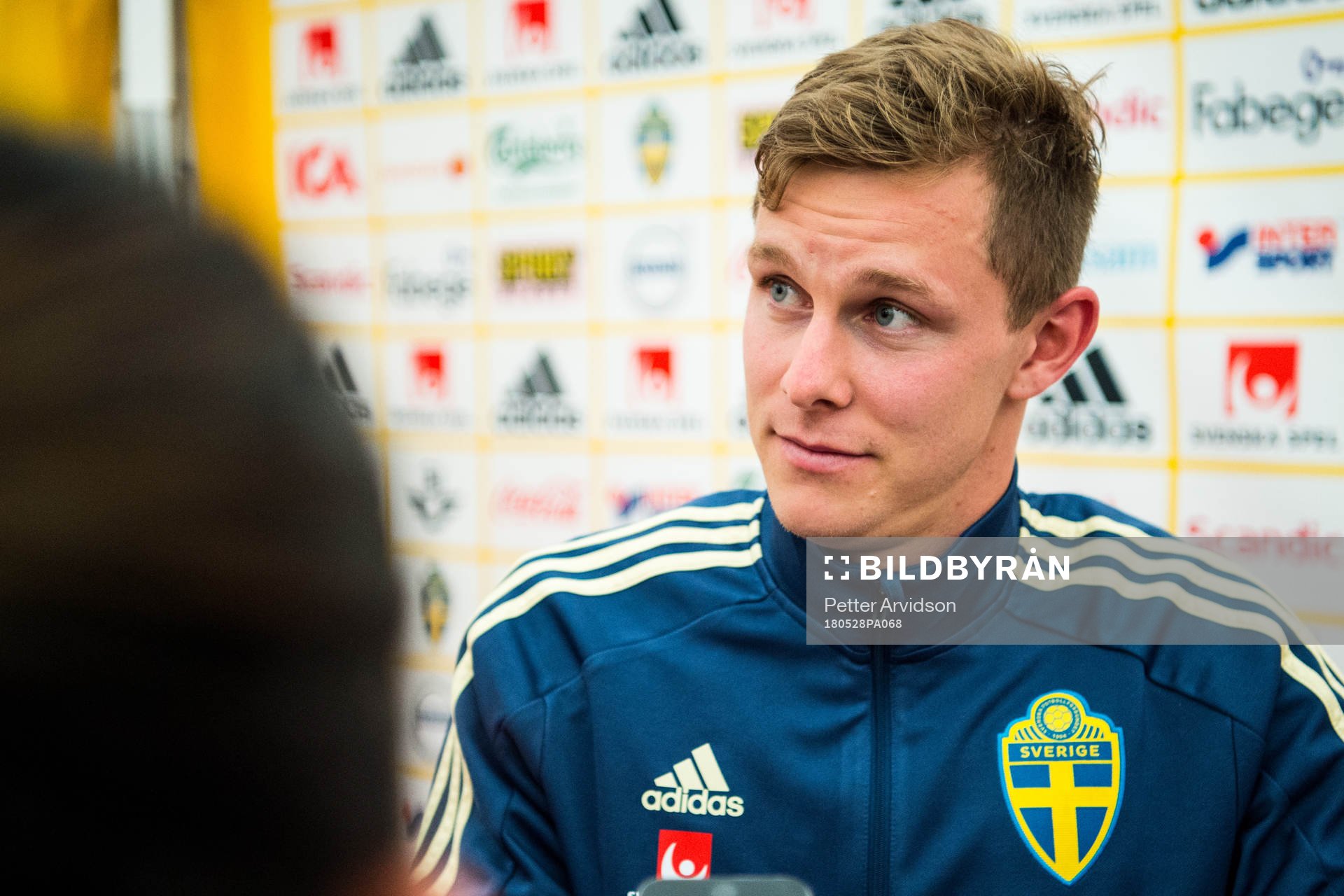 Emil Krafth i mixed zone