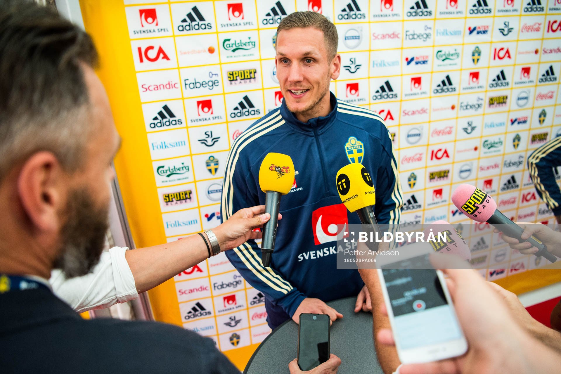 Målvakt Robin Olsen i mixed zone