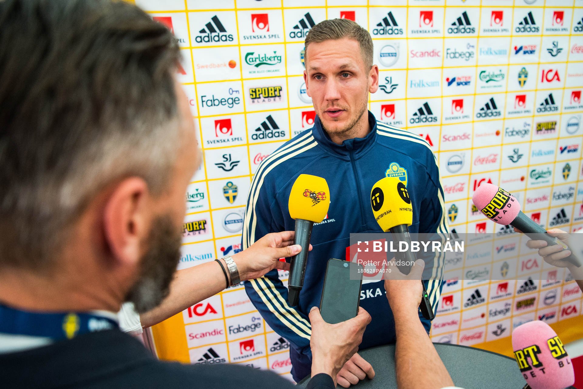 Målvakt Robin Olsen i mixed zone