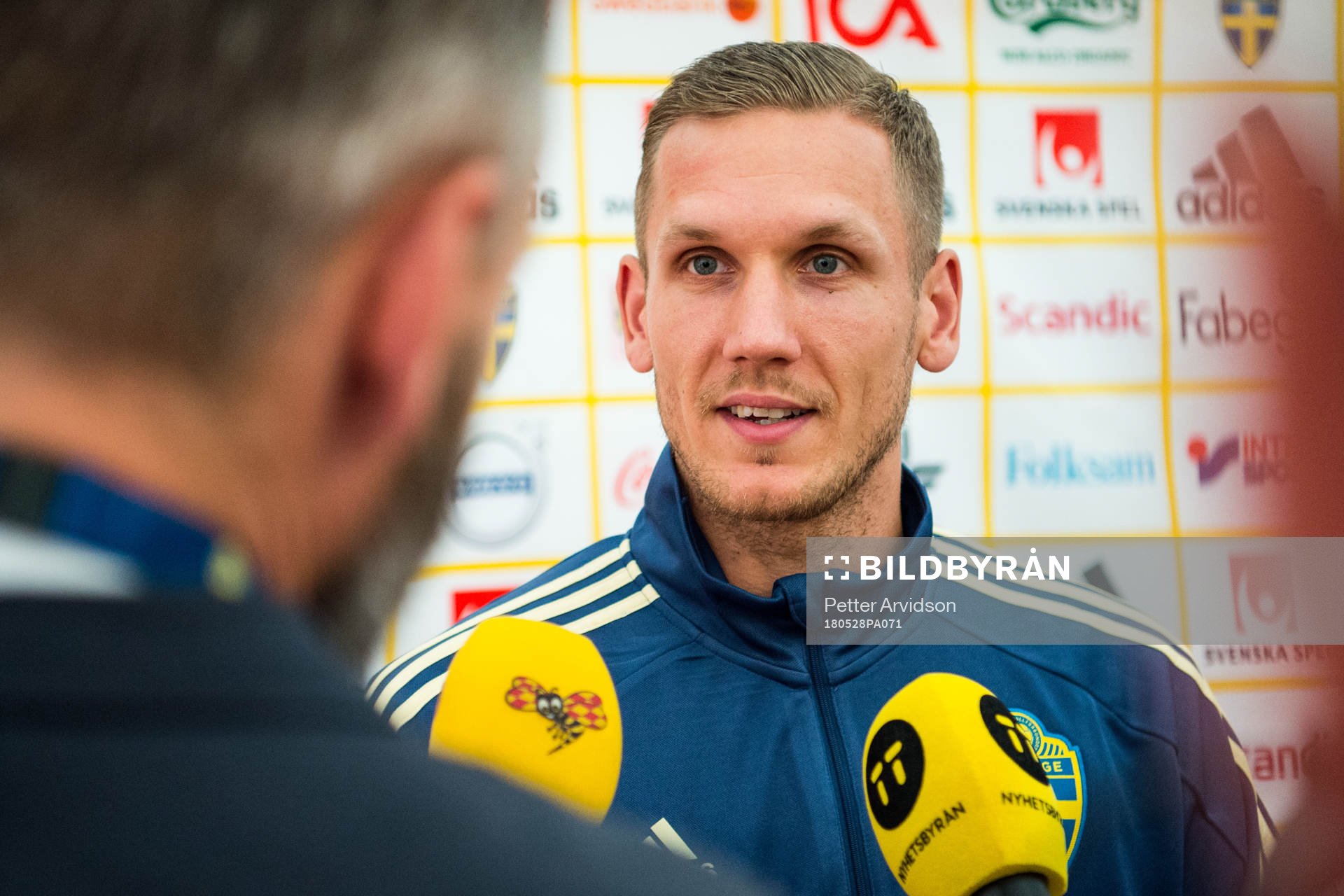 Målvakt Robin Olsen i mixed zone