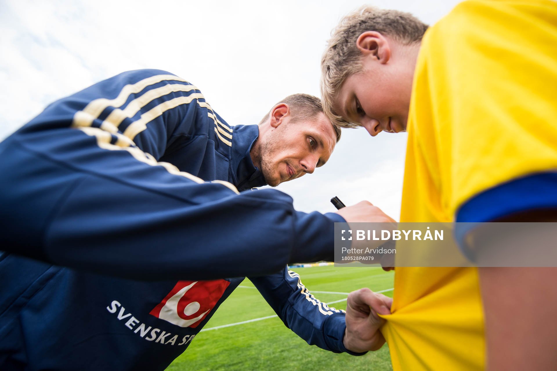 Målvakt Robin Olsen skriver autografer