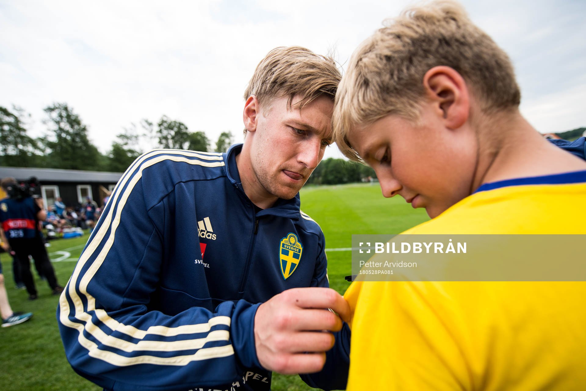 Emil Forsberg skriver autografer
