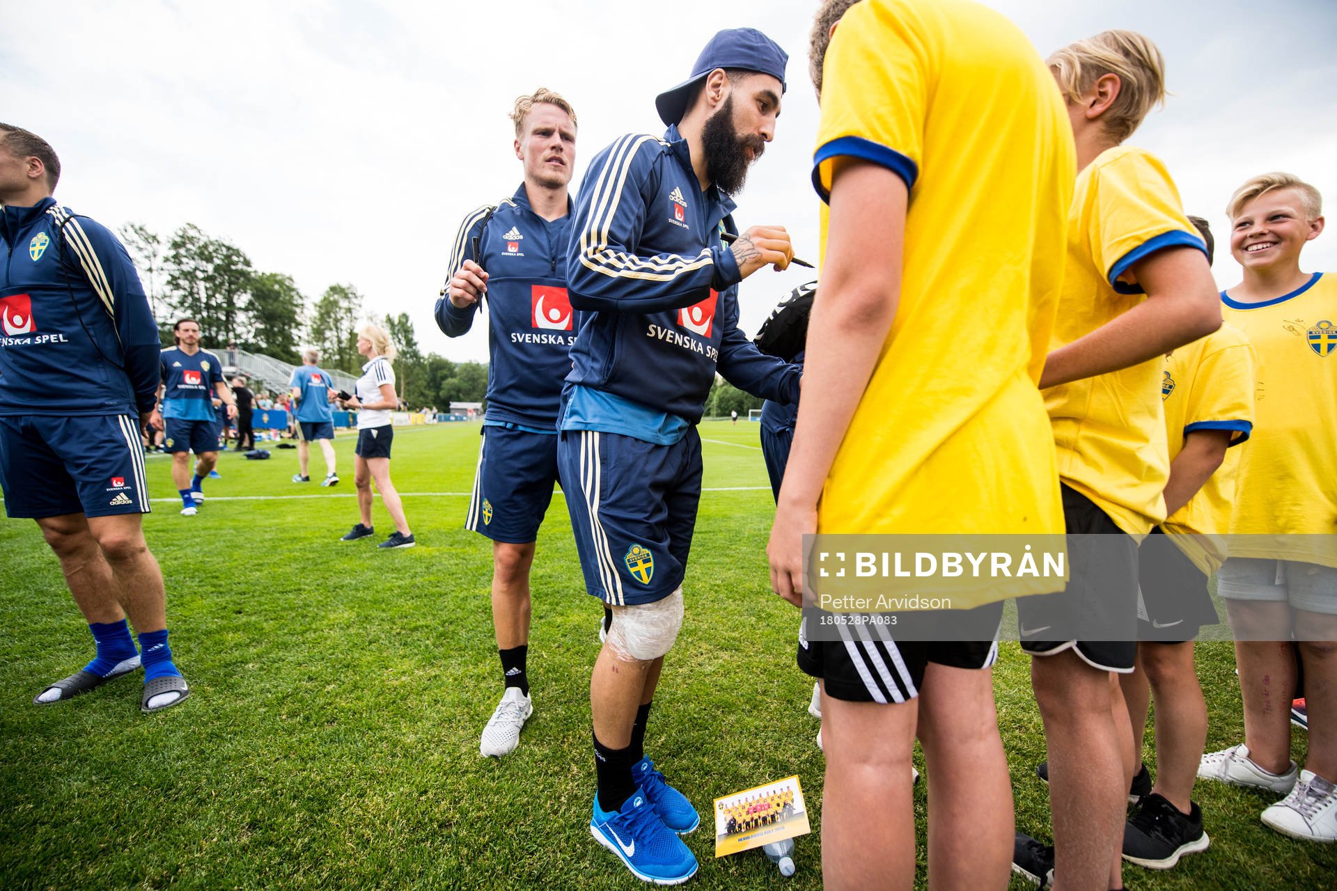 Jimmy Durmaz med lindat knä när han skriver autografer