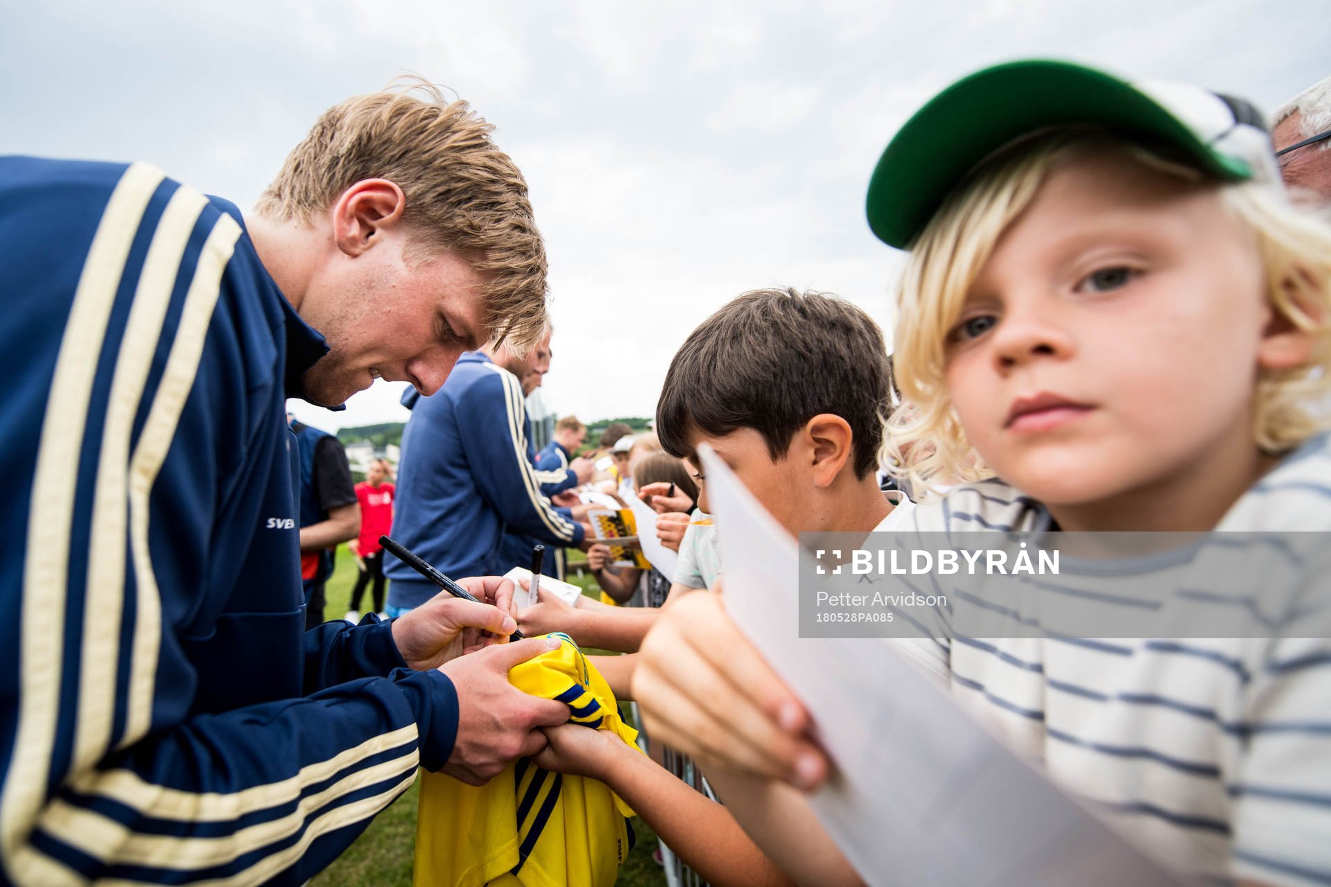Emil Forsberg skriver autografer