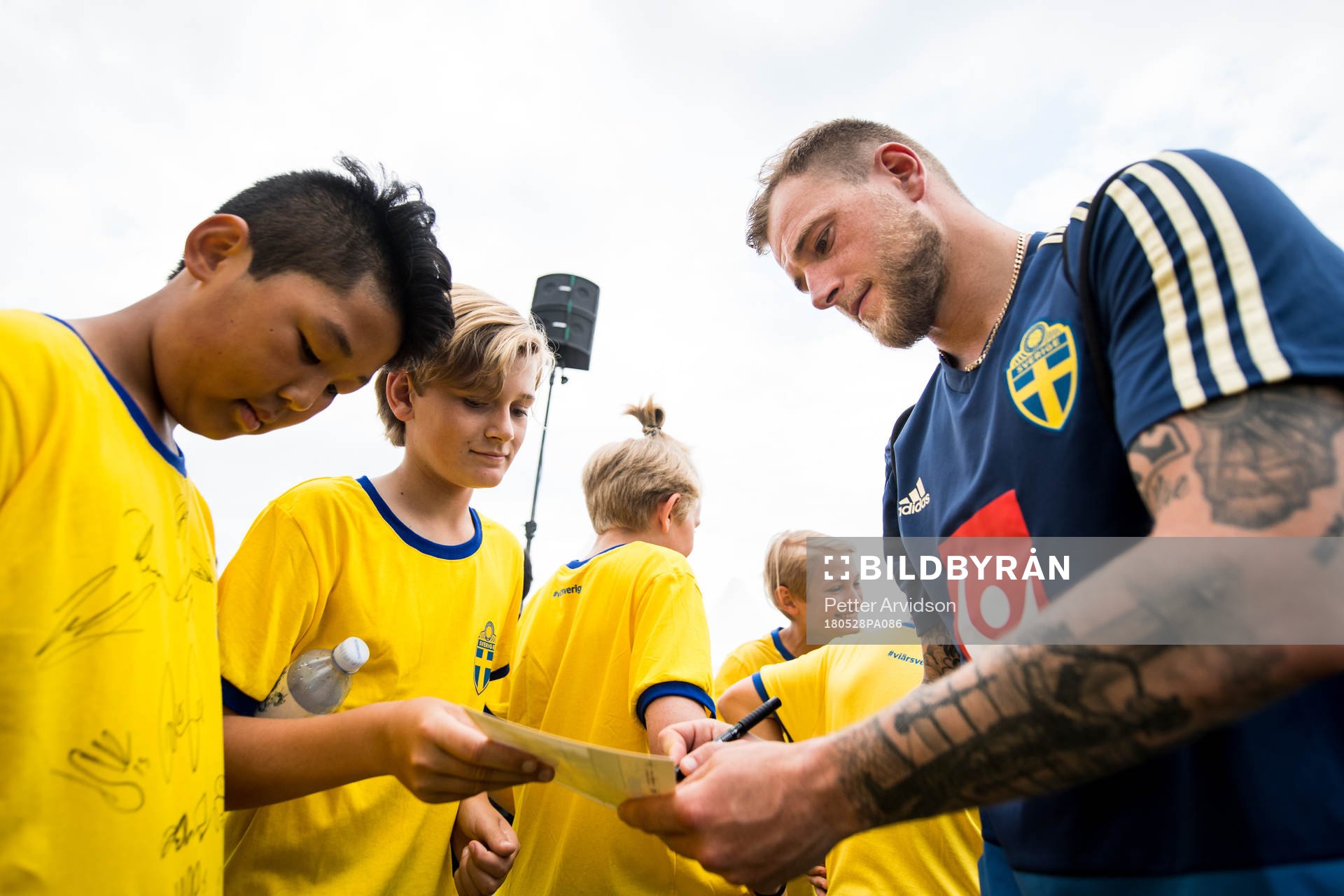 John Guidetti skriver autografer
