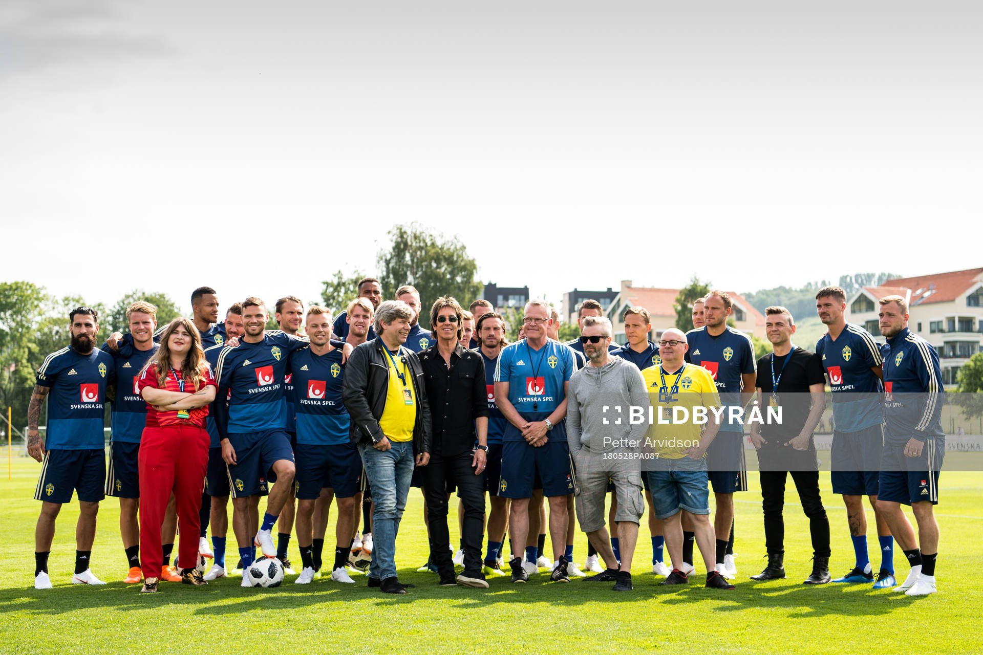 Sveriges spelare och ledare ställer upp för en bild med Linnea Henriksson och Per Gessle från Gyllene Tider som skrivit VM-låten Bäst när det gäller inför Sveriges fotbollslandslags träning den 28 maj 2018 i Båstad.