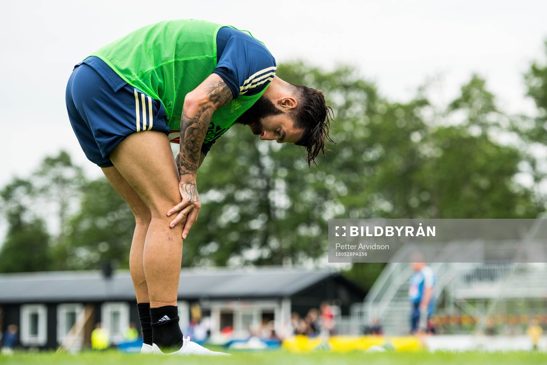 Jimmy Durmaz tar sig för sitt knä som han senare får