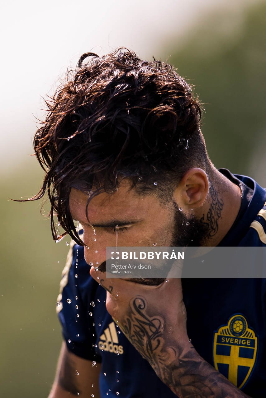 Jimmy Durmaz kyler ner sig med vatten