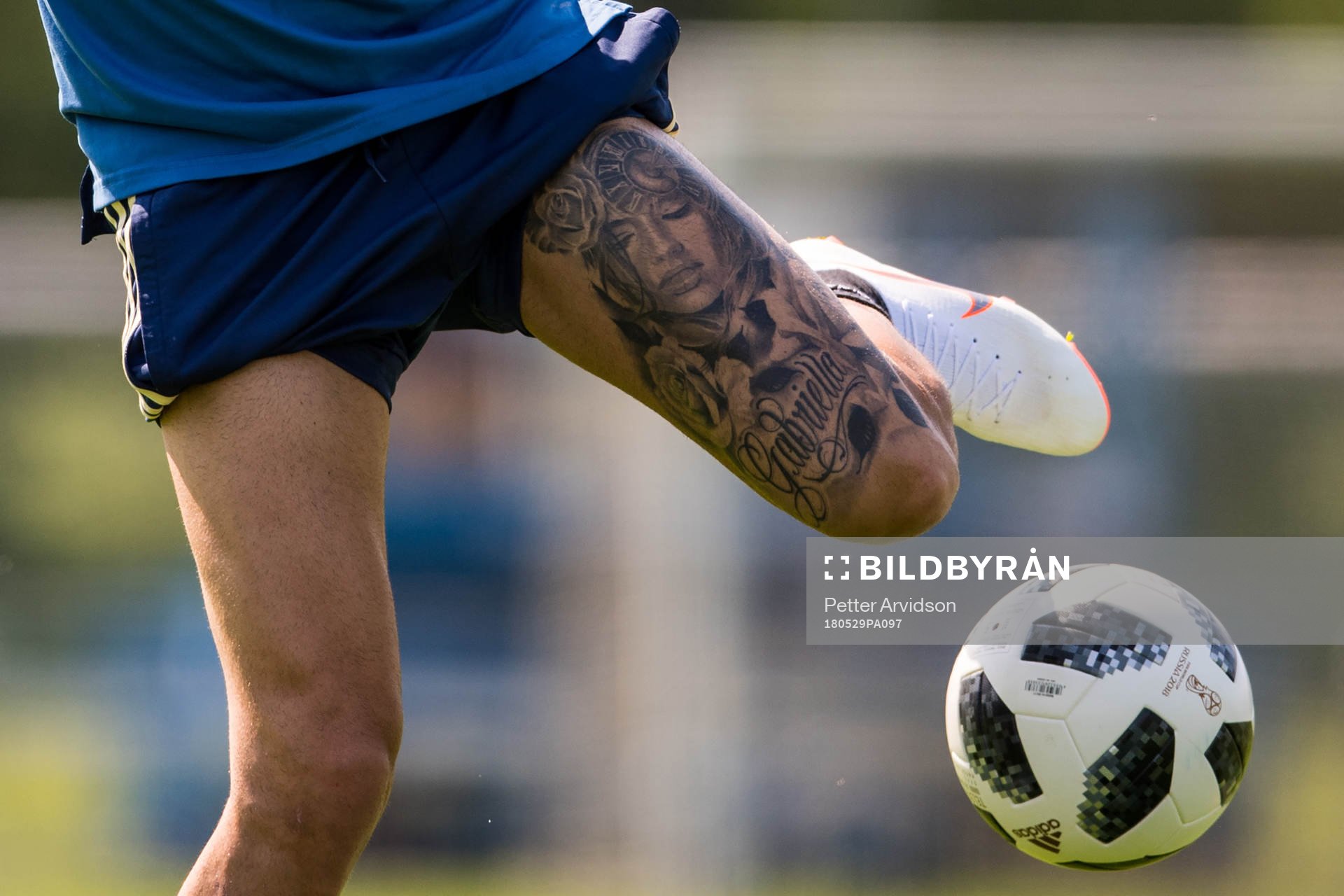 Jimmy Durmaz med en tatuering på sitt ben